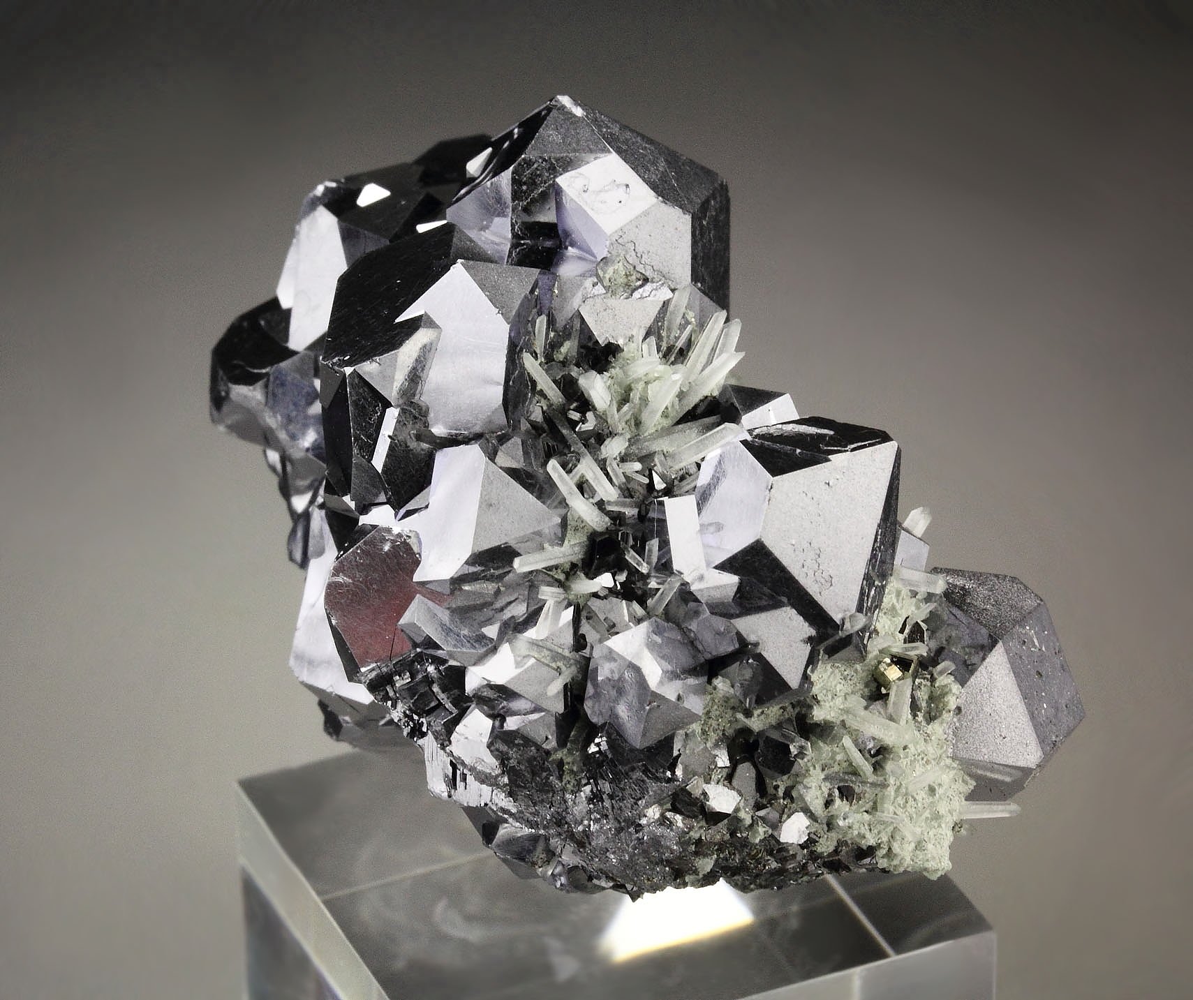 twinned GALENA, QUARTZ, SPHALERITE