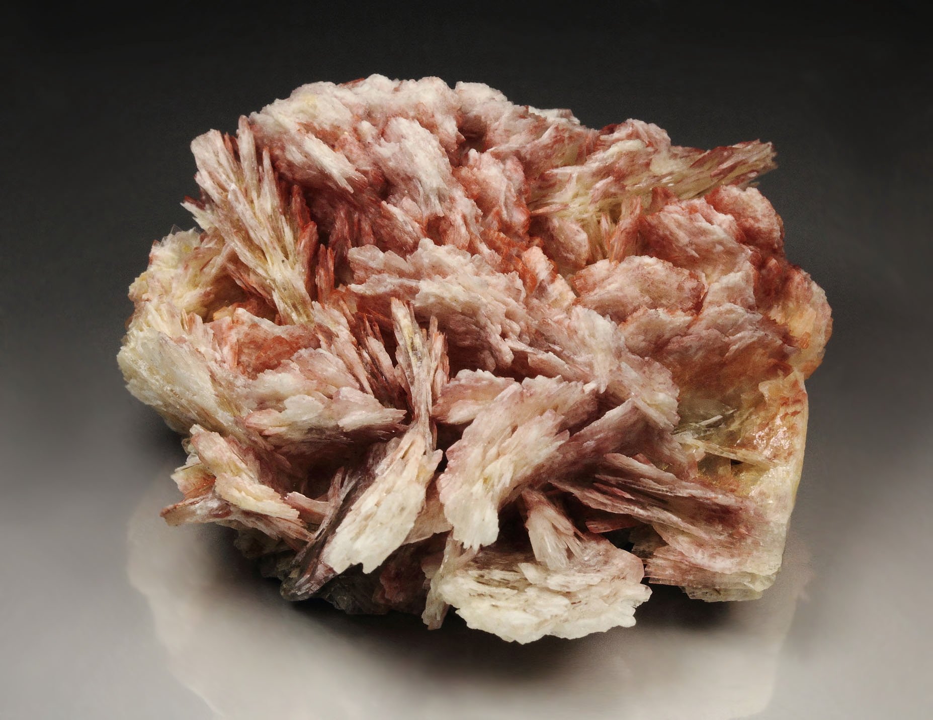 BARYTE with REALGAR inclusions