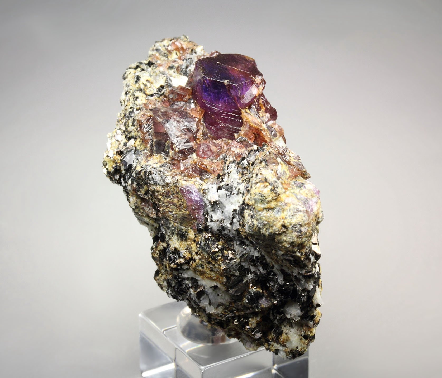 bi-color CORUNDUM var. RUBY, MUSCOVITE