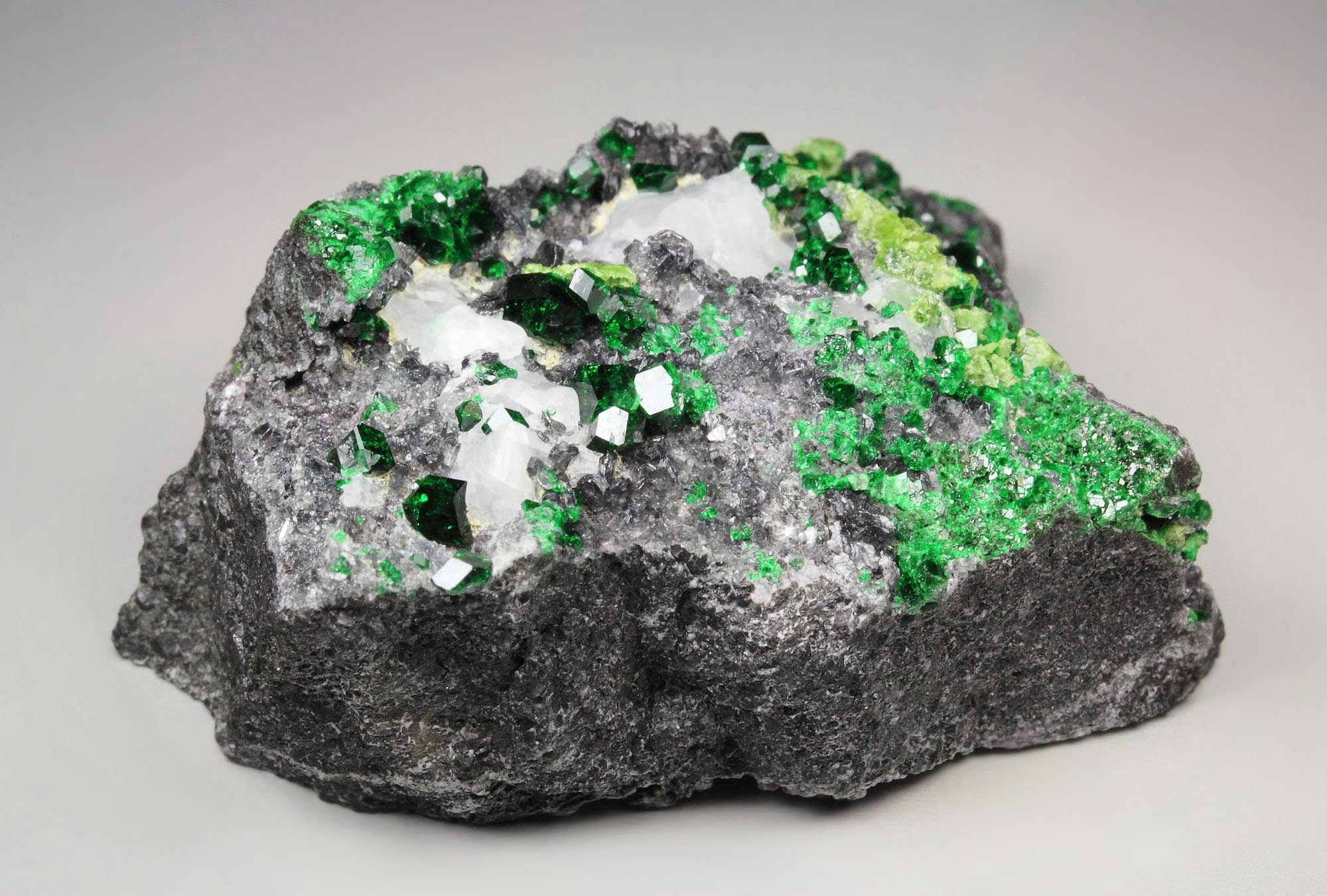 gemmy GARNET var. UVAROVITE, CALCITE, CLINOCHLORE