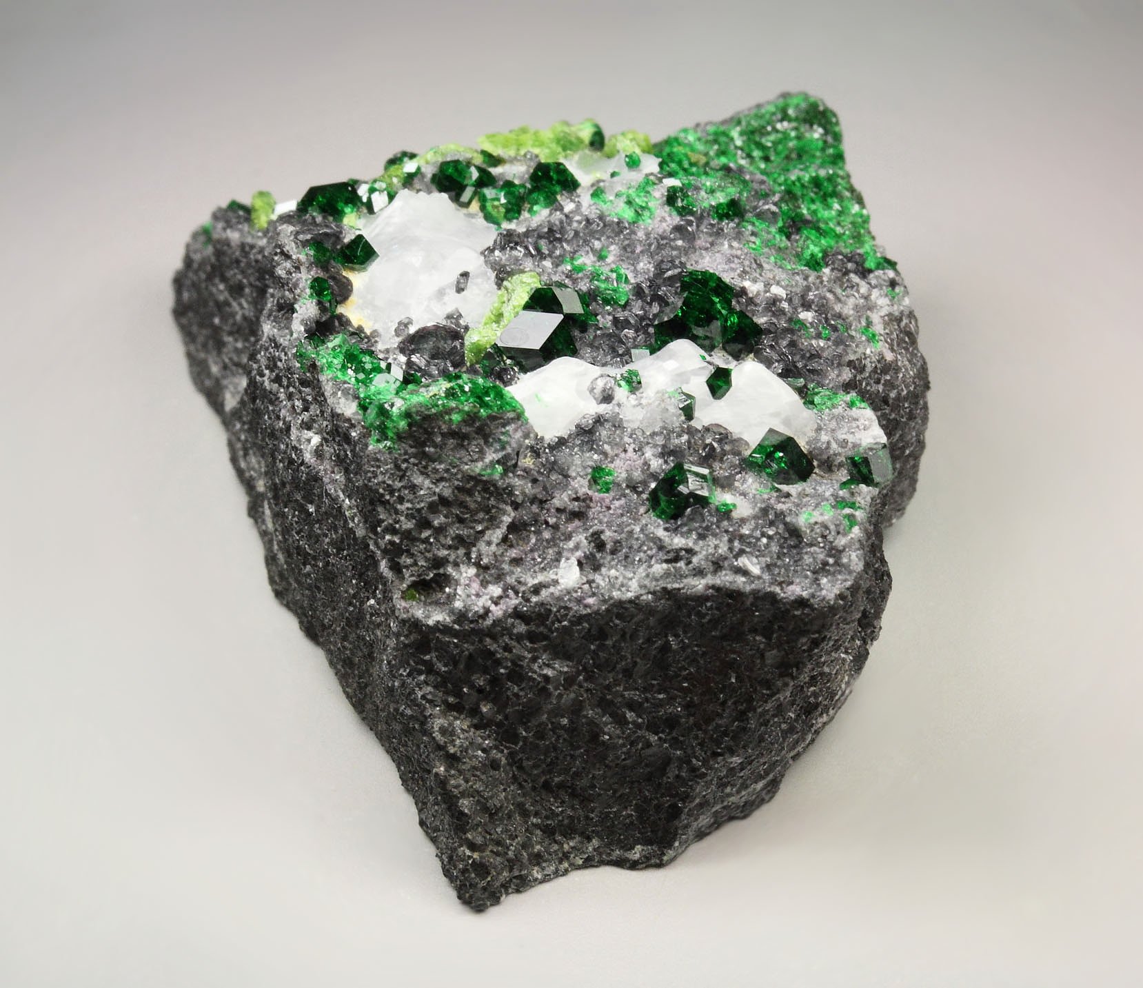 gemmy GARNET var. UVAROVITE, CALCITE, CLINOCHLORE