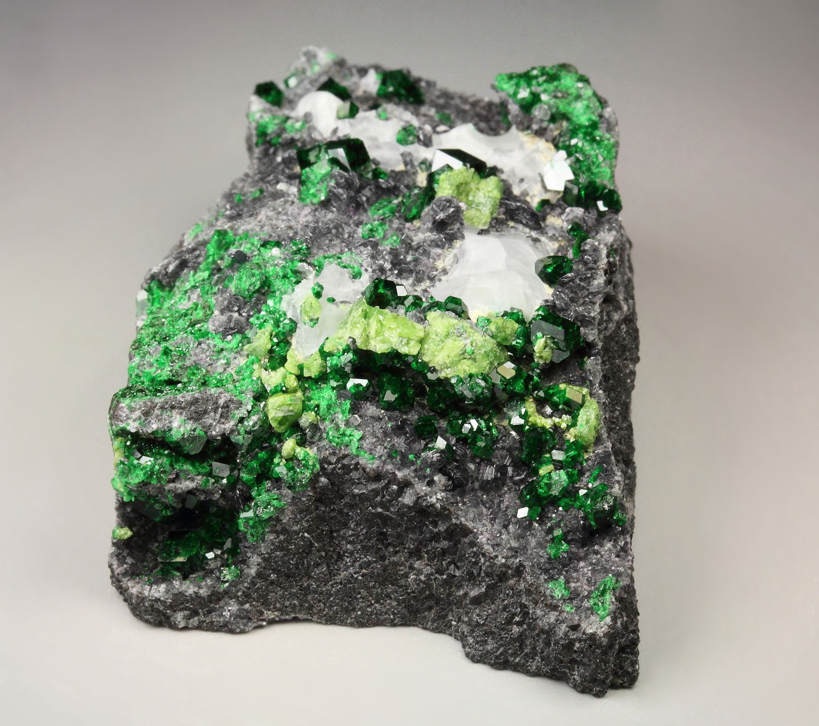 gemmy GARNET var. UVAROVITE, CALCITE, CLINOCHLORE