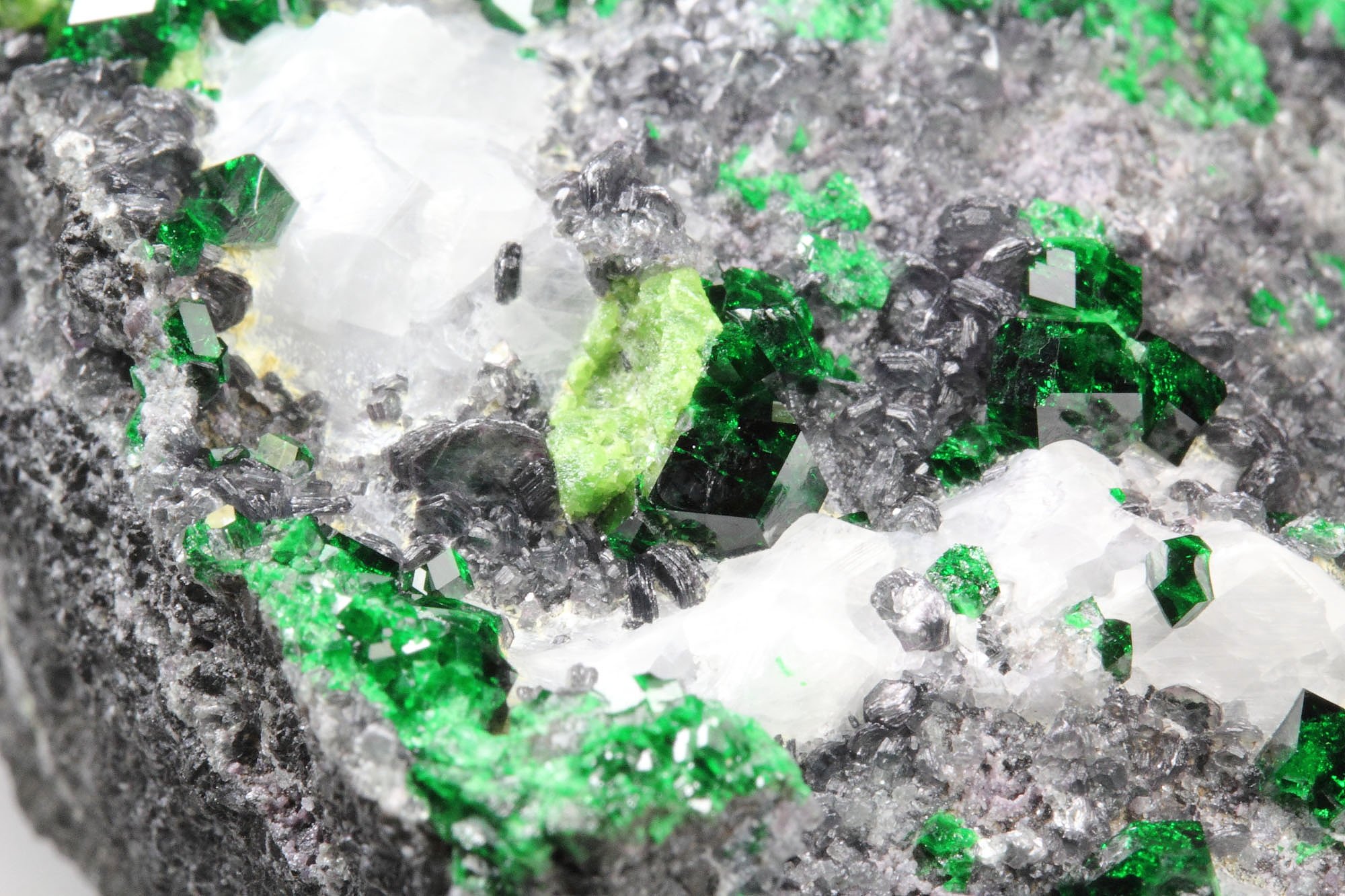 gemmy GARNET var. UVAROVITE, CALCITE, CLINOCHLORE