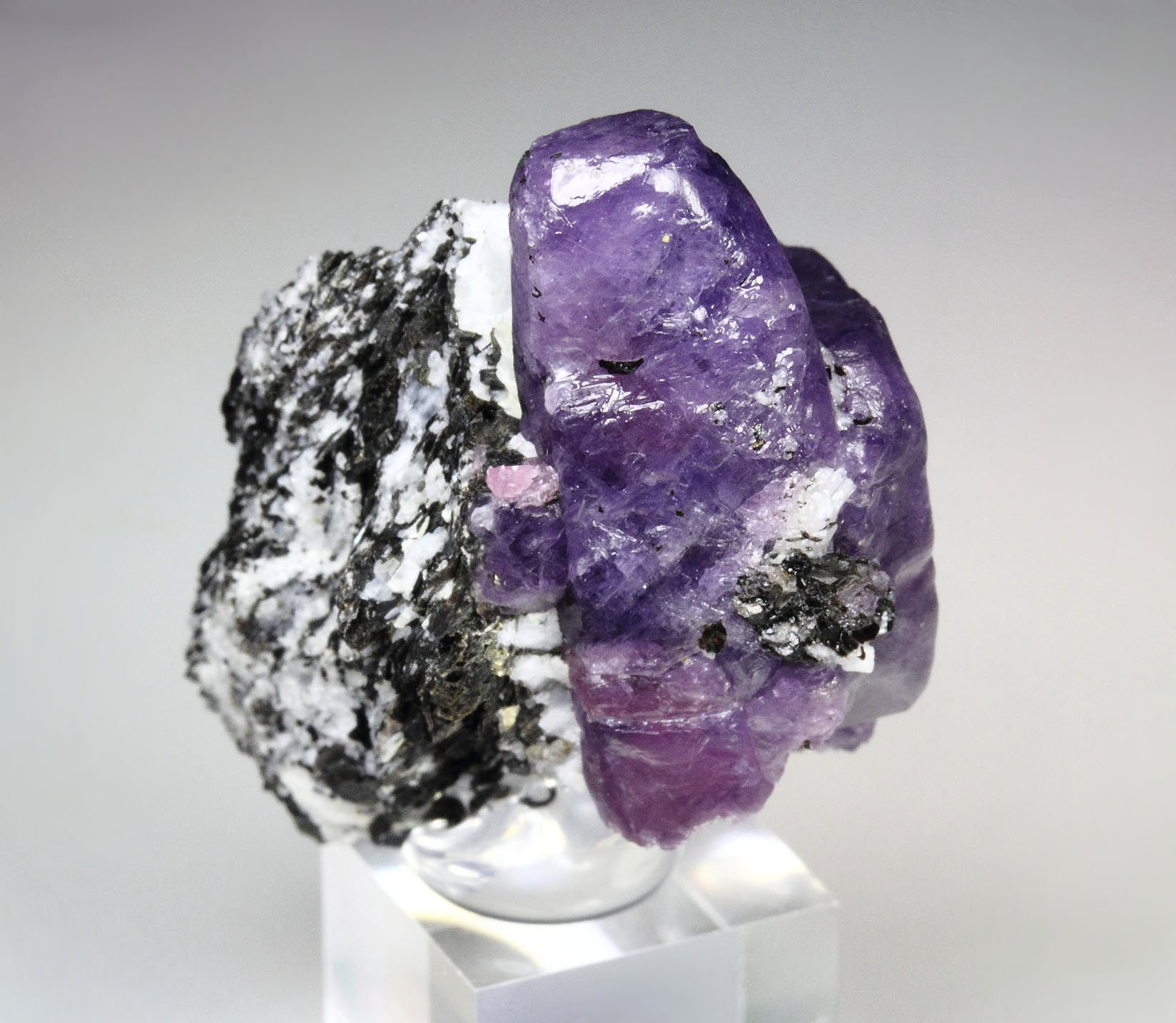 CORUNDUM var. RUBY, MUSCOVITE