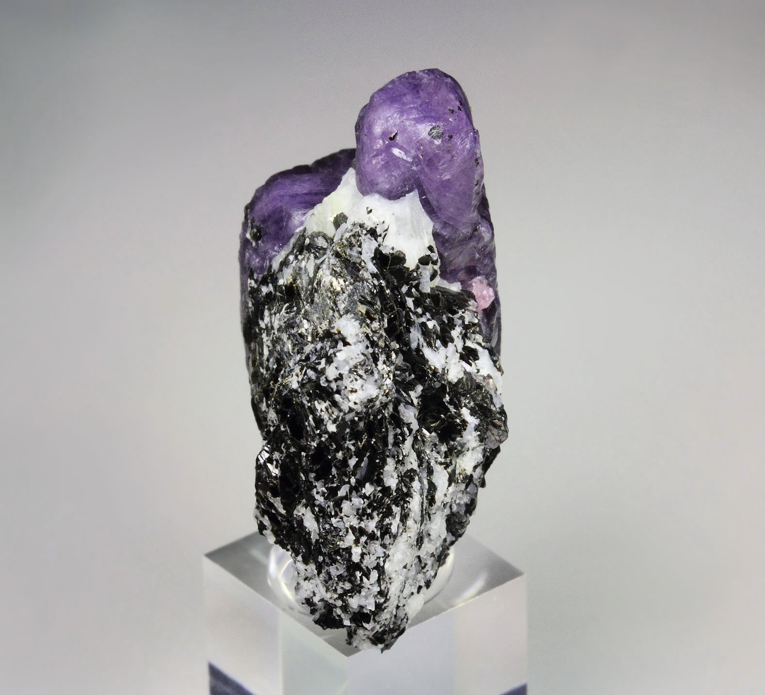 CORUNDUM var. RUBY, MUSCOVITE