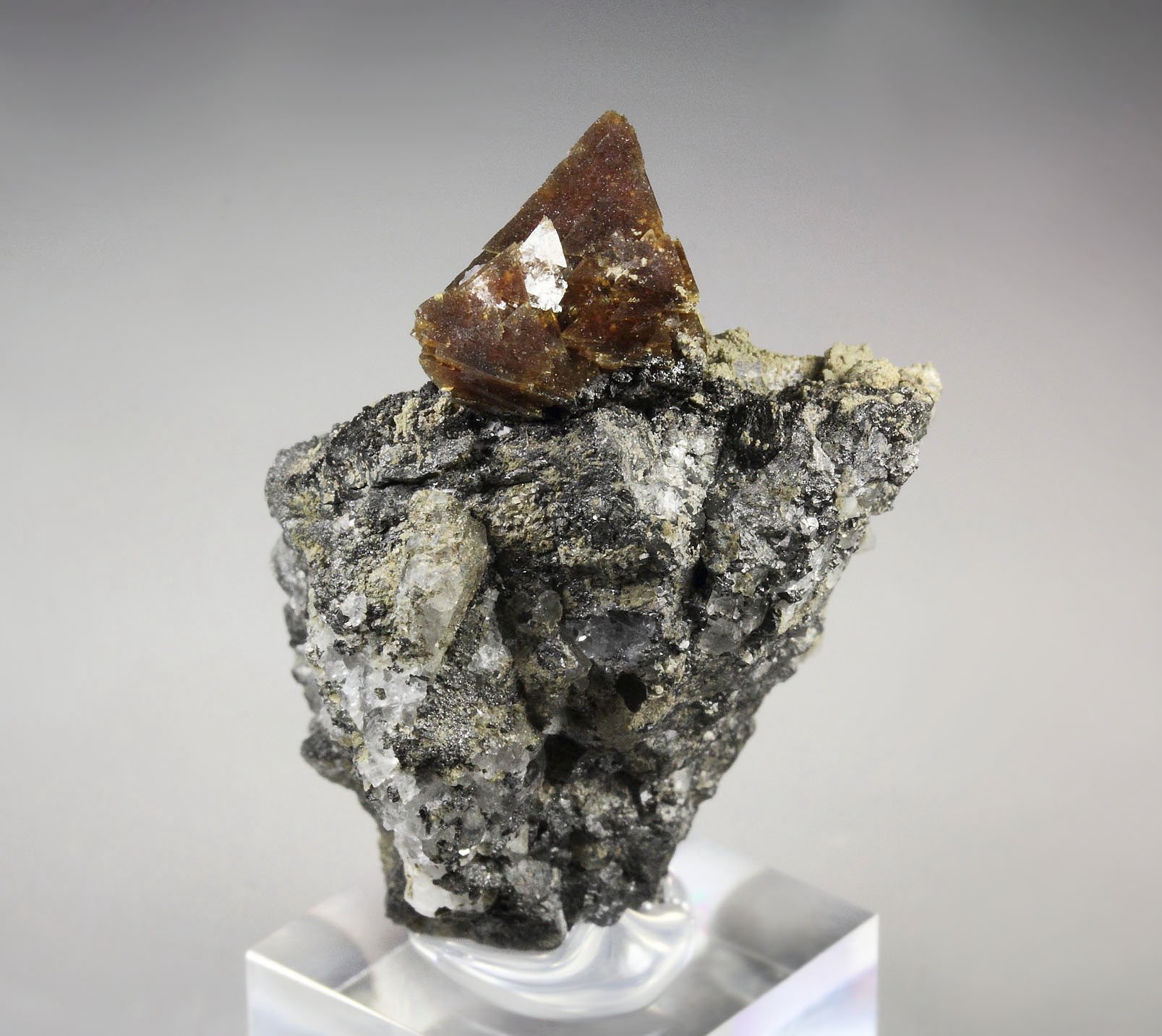 HELVINE (HELVITE), CALCITE, MAGNETITE