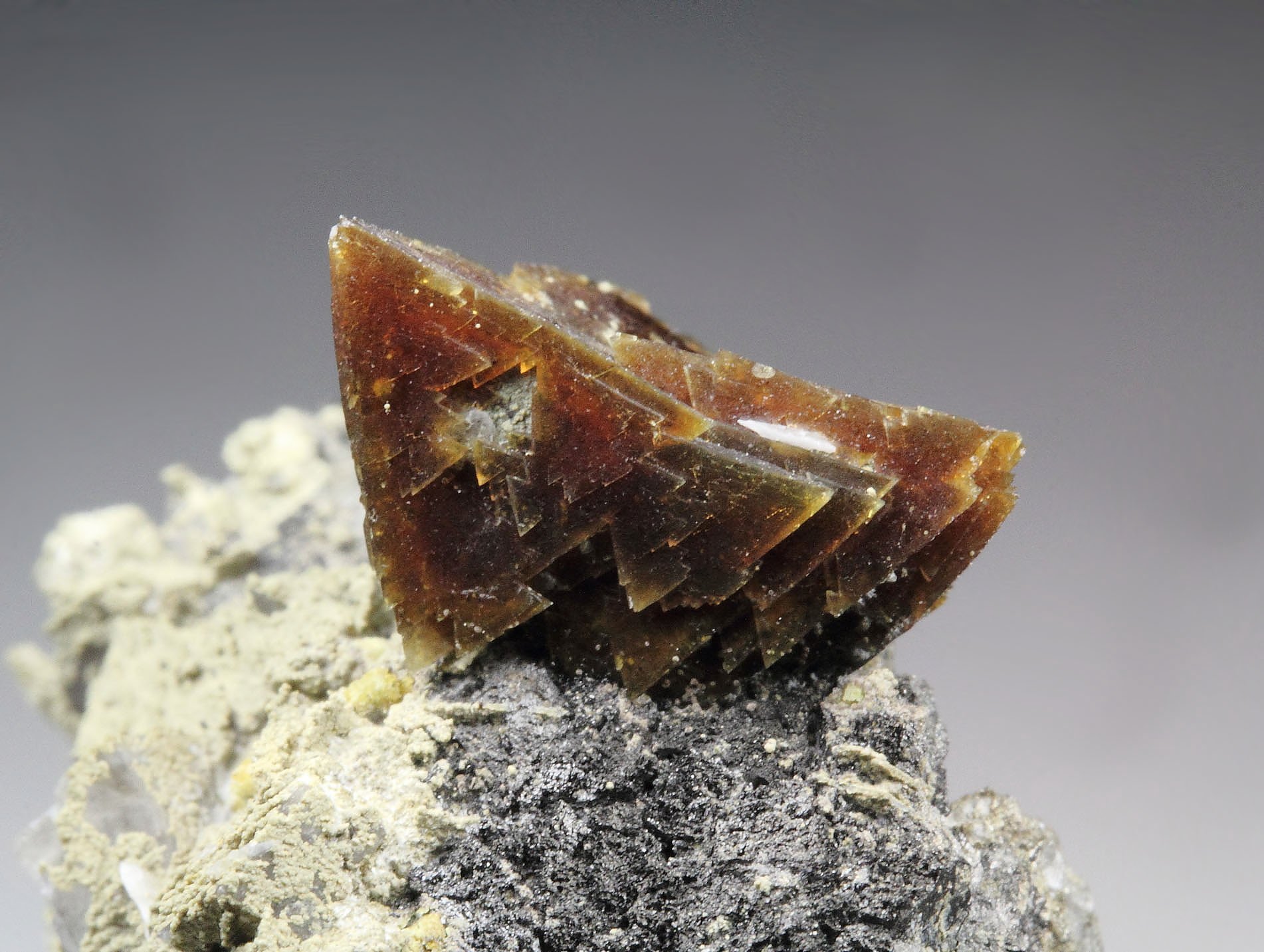 HELVINE (HELVITE), CALCITE, MAGNETITE