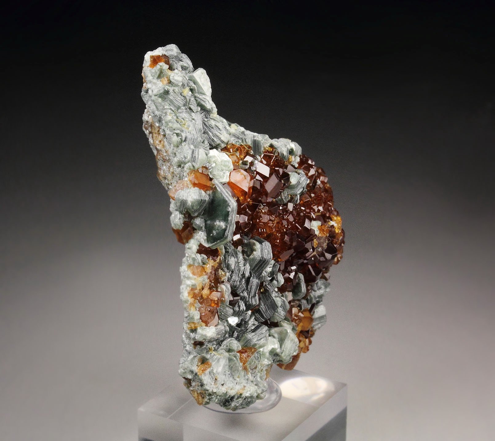 gem GARNET var. HESSONITE, CLINOCHLORE