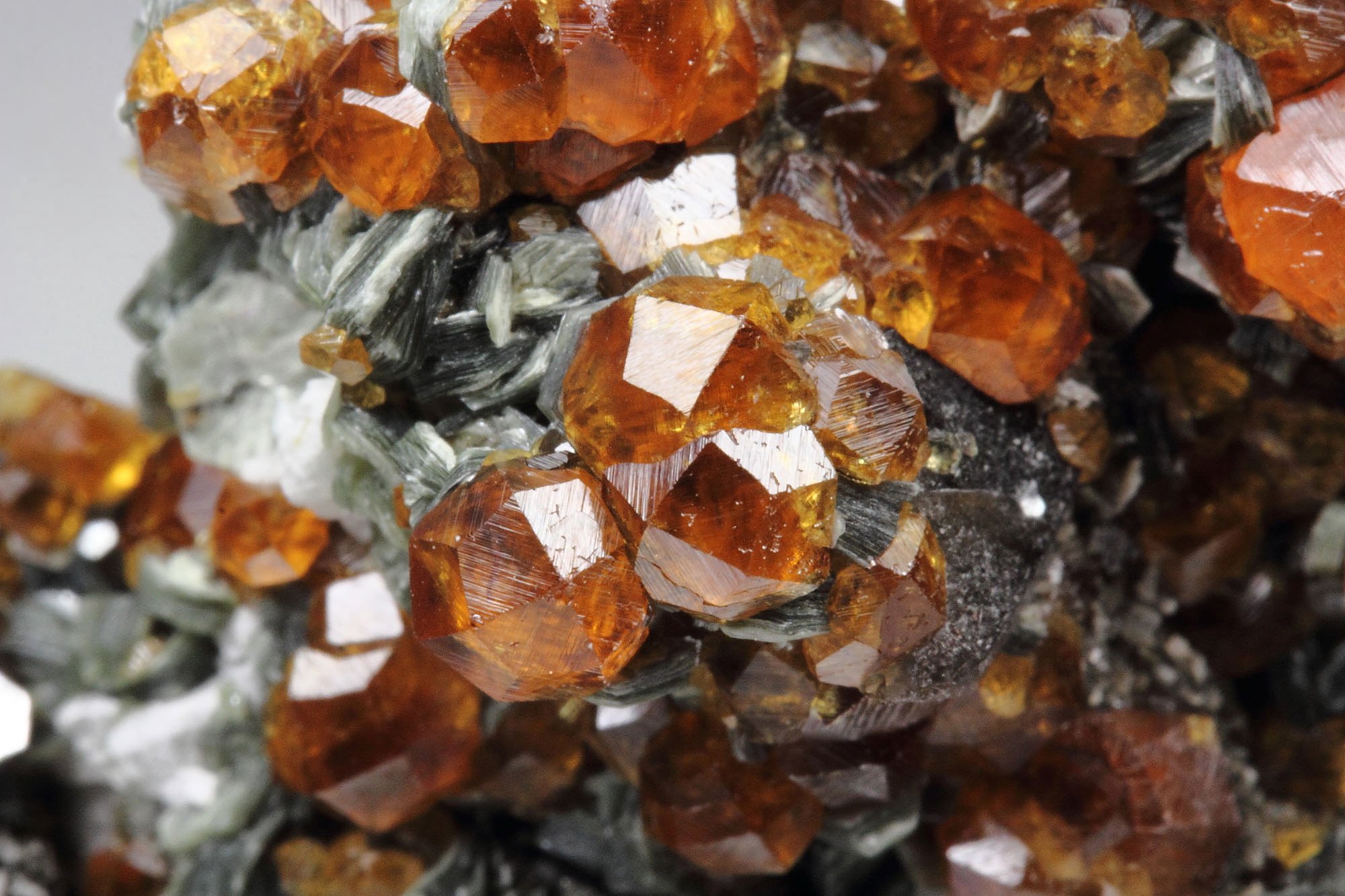 gem GARNET var. SPESSARTINE, MUSCOVITE, QUARTZ var. SMOKY