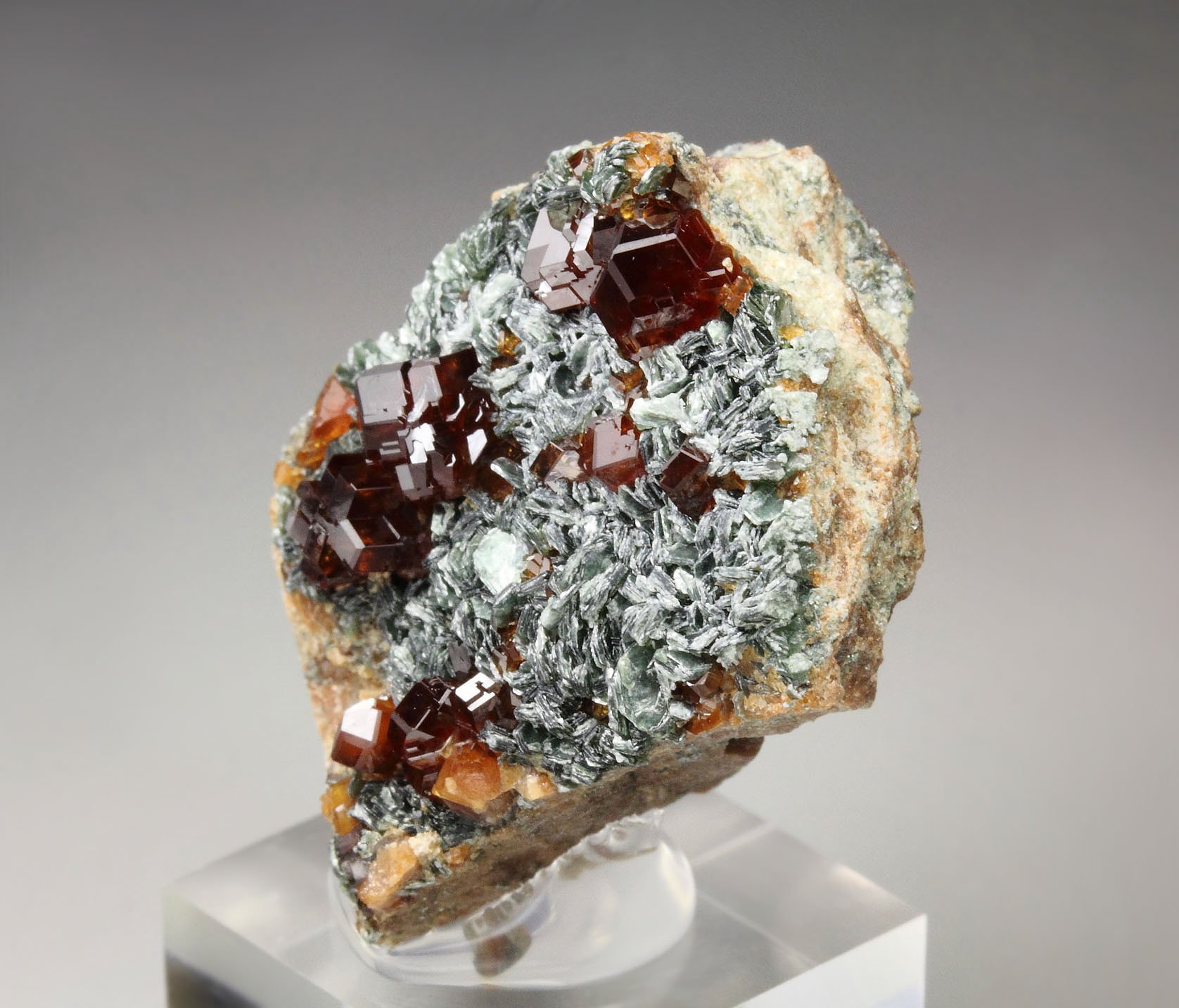 GARNET var. HESSONITE, CLINOCHLORE