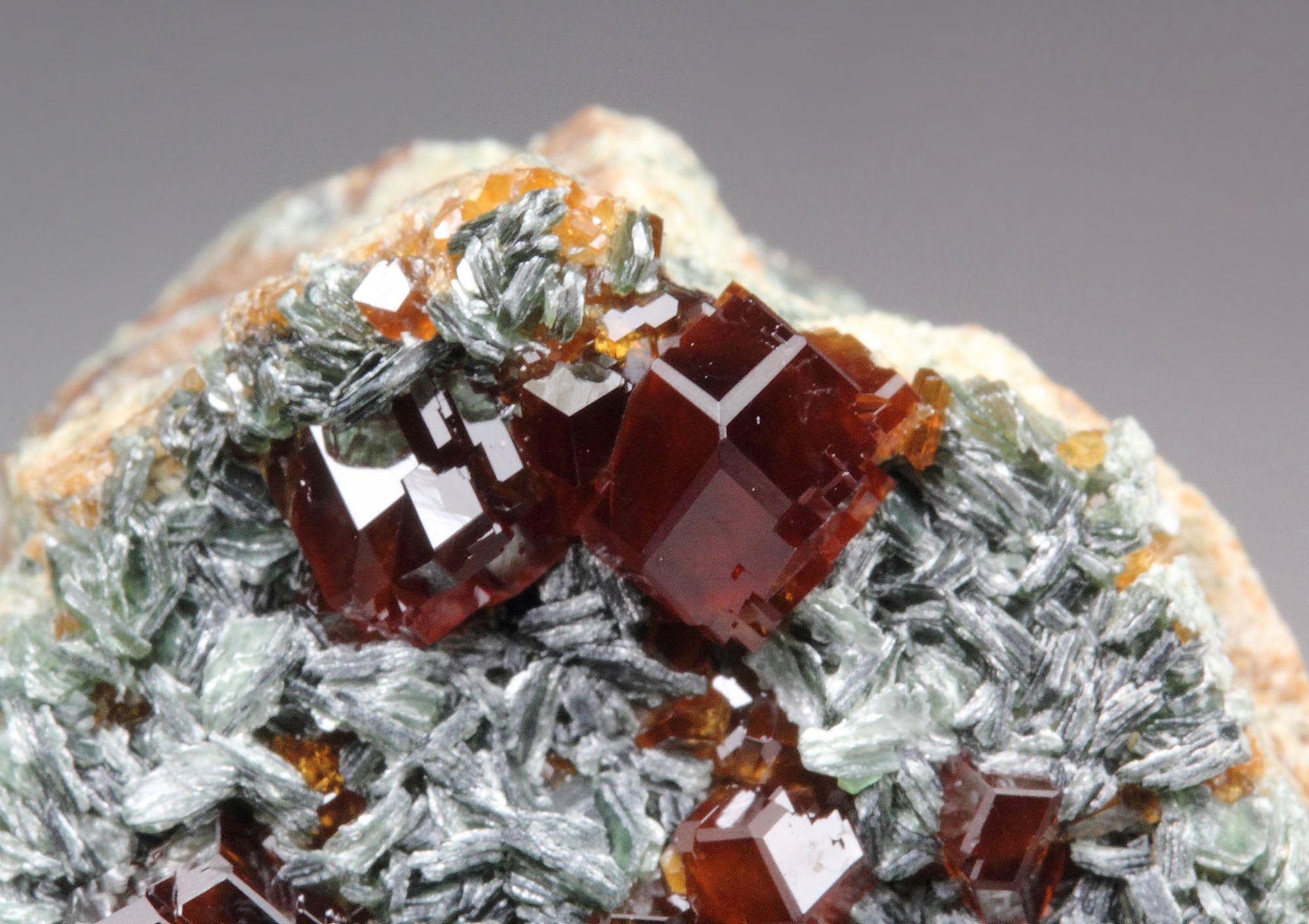 GARNET var. HESSONITE, CLINOCHLORE