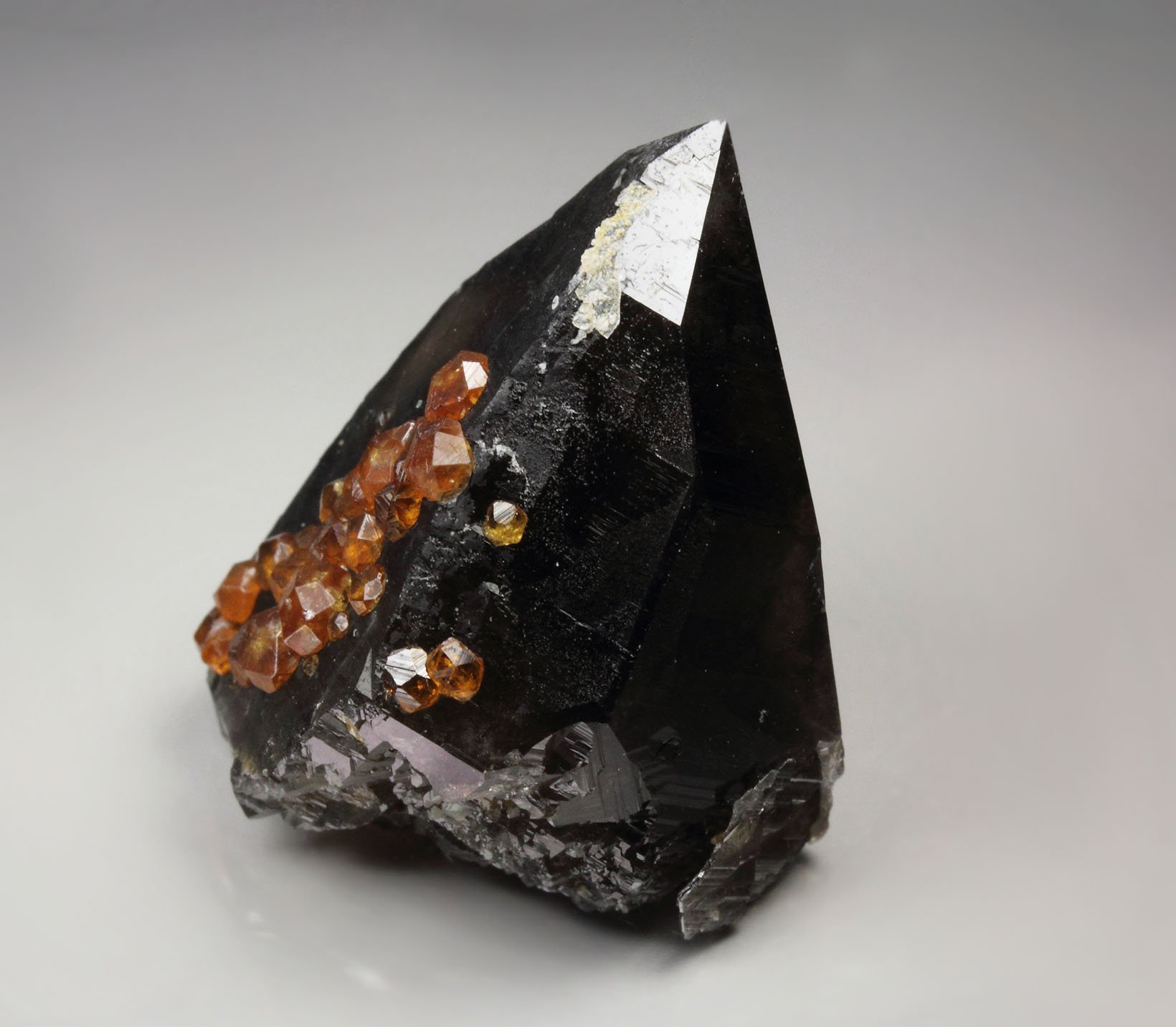 floater - gem GARNET var. SPESSARTINE, QUARTZ var. SMOKY