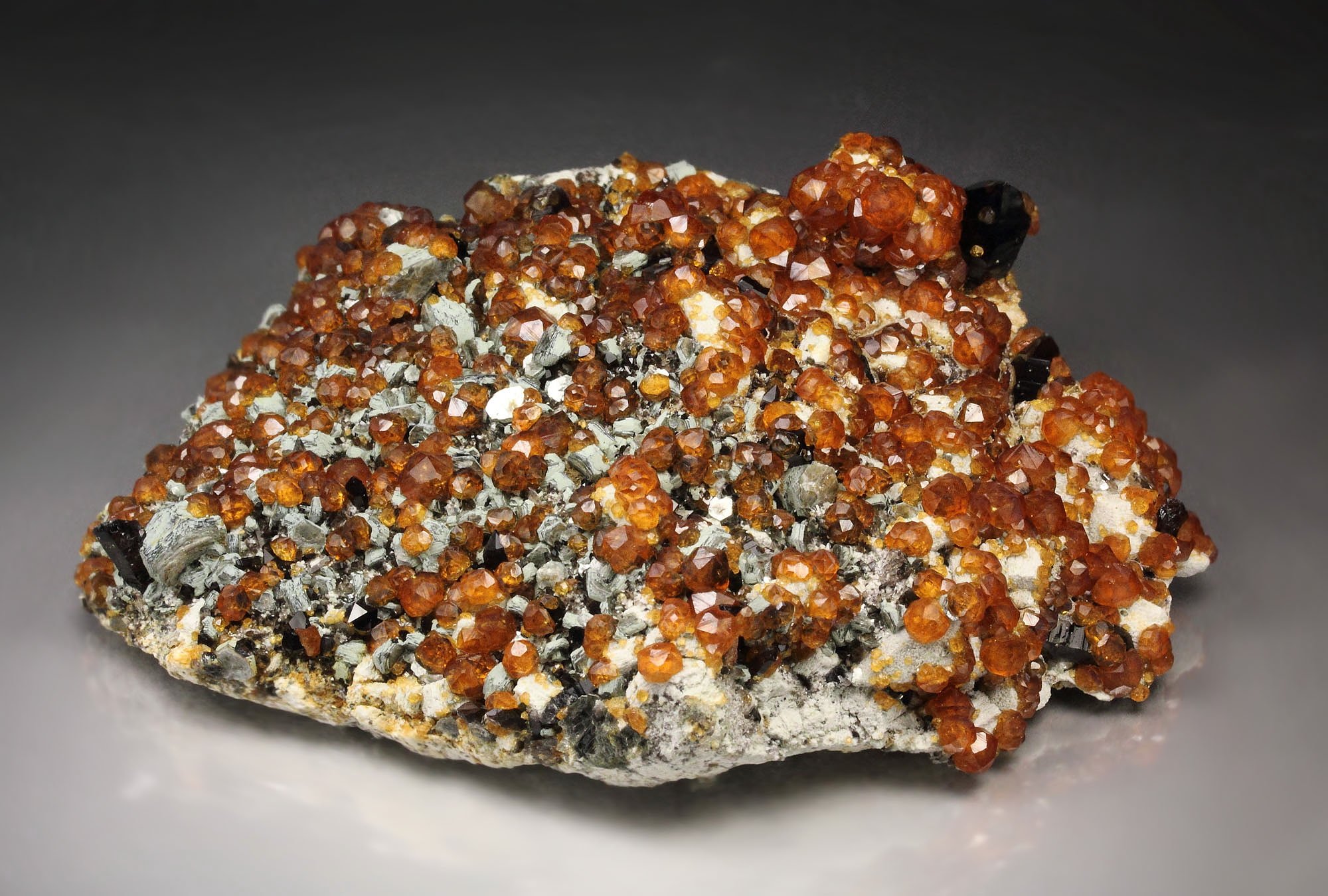 gem GARNET var. SPESSARTINE, QUARTZ var. SMOKY, MICROCLINE, MUSCOVITE
