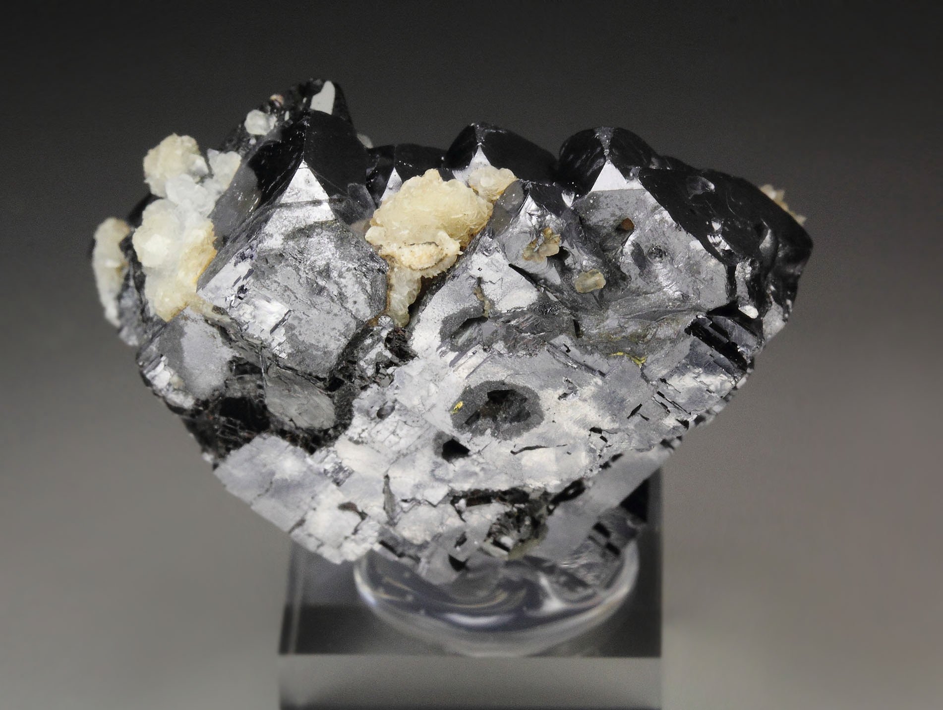 GALENA - SPINEL LAW TWIN, SPHALERITE, CALCITE