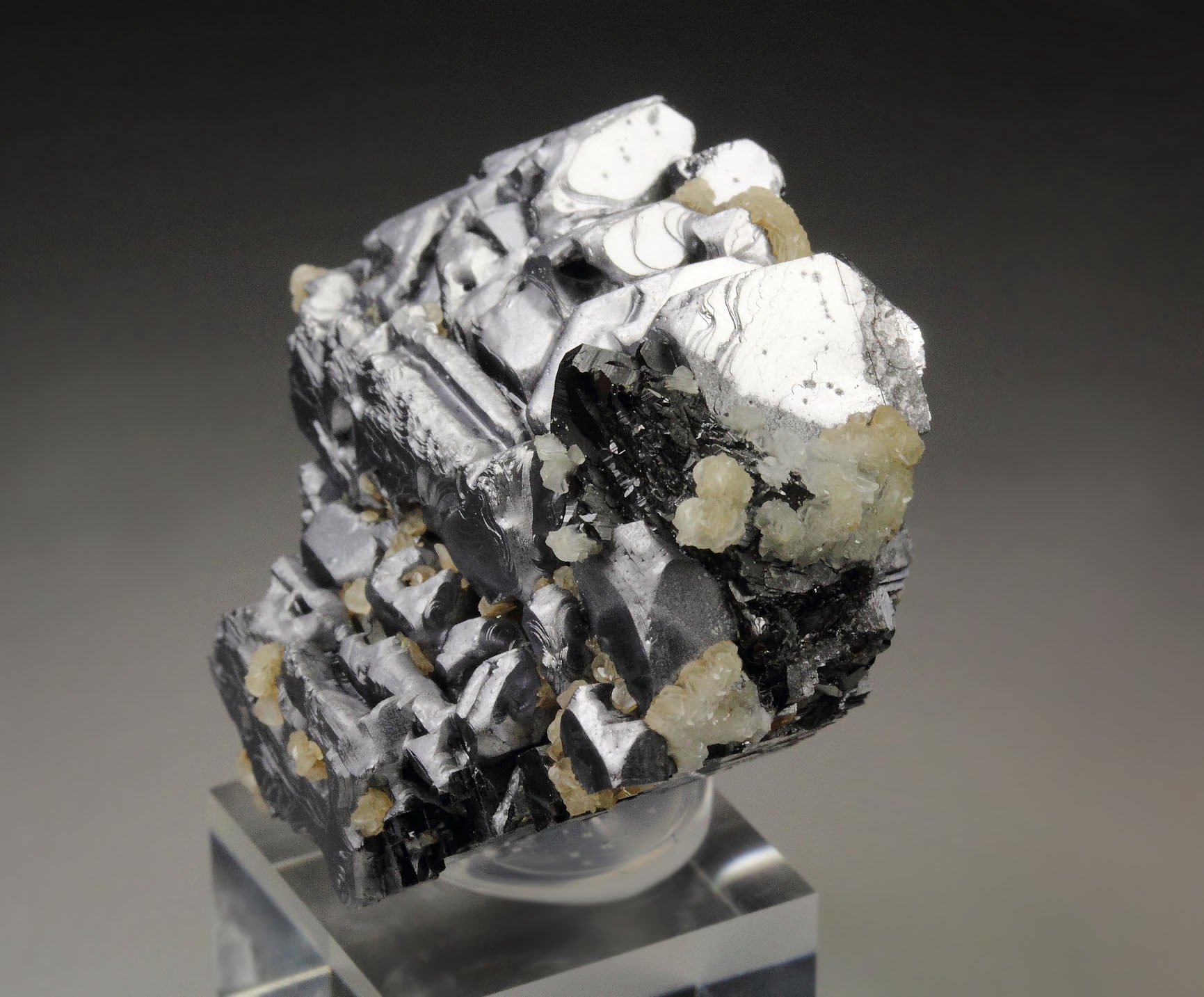 GALENA - SPINEL LAW TWIN, SPHALERITE, CALCITE