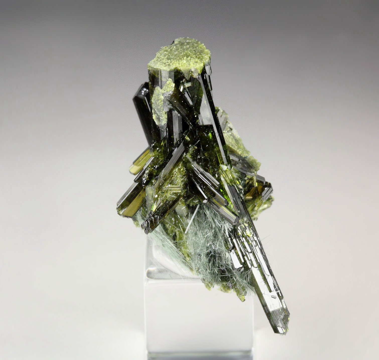 EPIDOTE, AMPHIBOLE GROUP var. BYSSOLITE