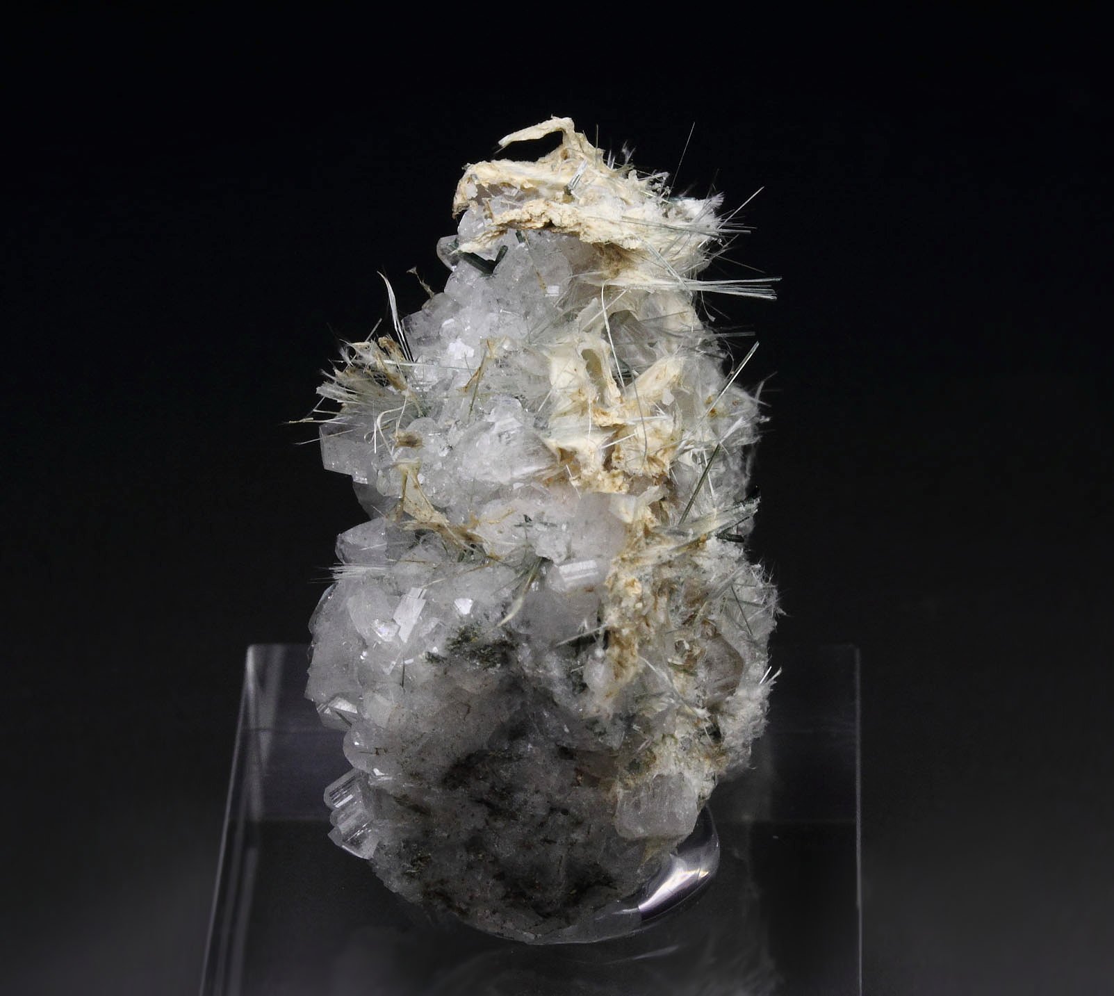 new find - BARROISITE-HORNBLENDE series, ALBITE