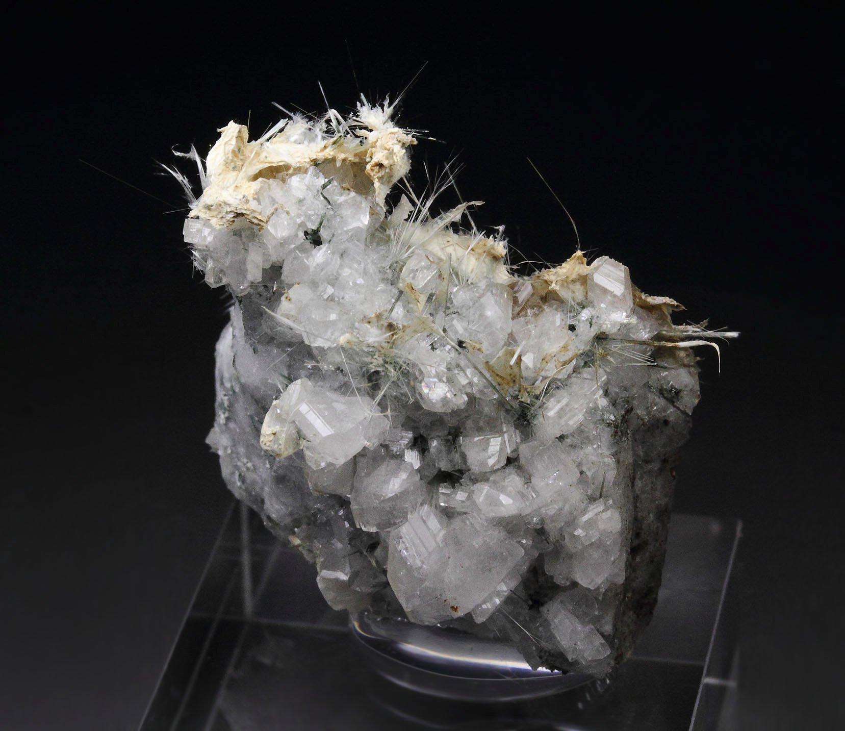 new find - BARROISITE-HORNBLENDE series, ALBITE