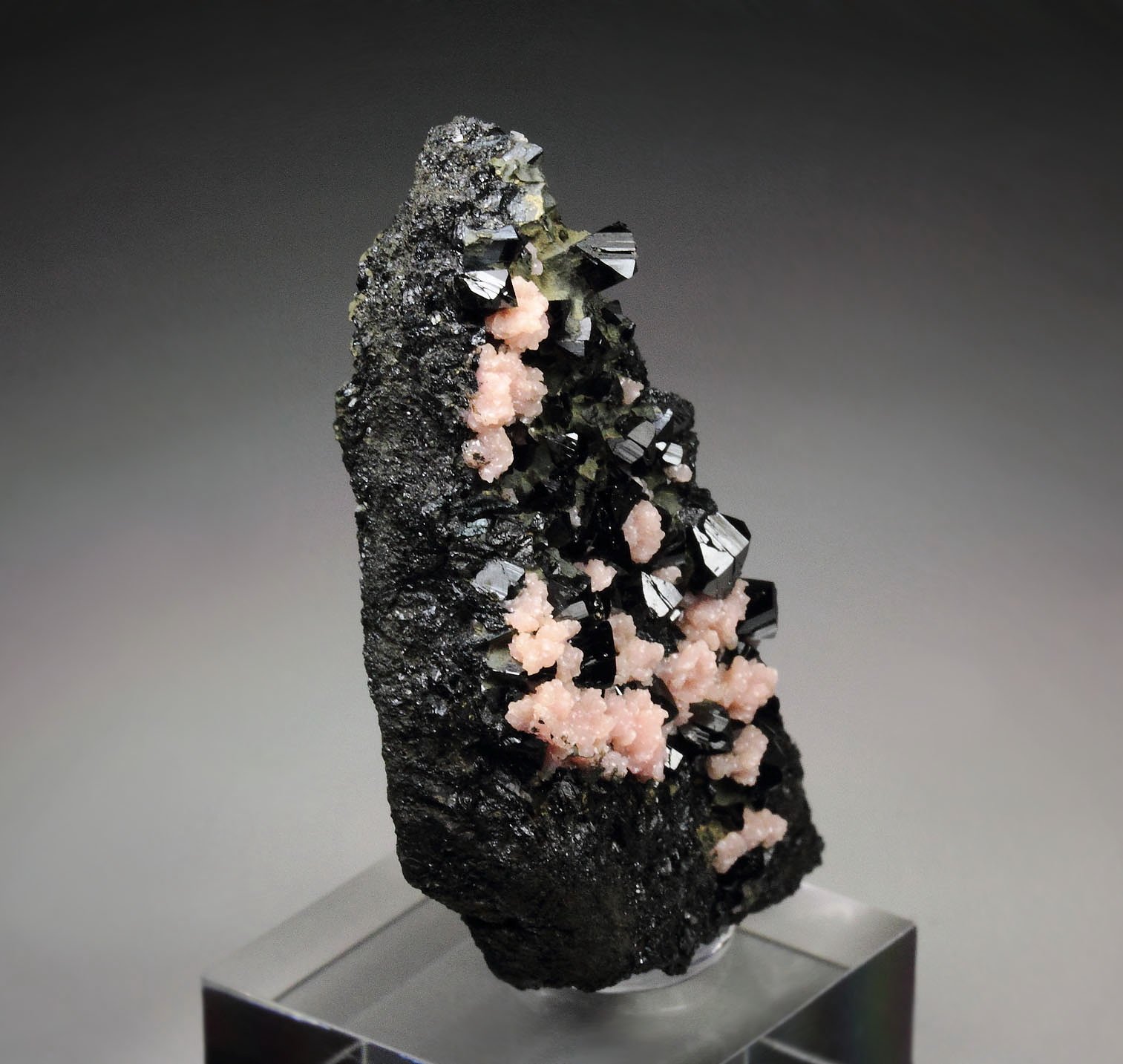 RHODOCHROSITE, ILVAITE