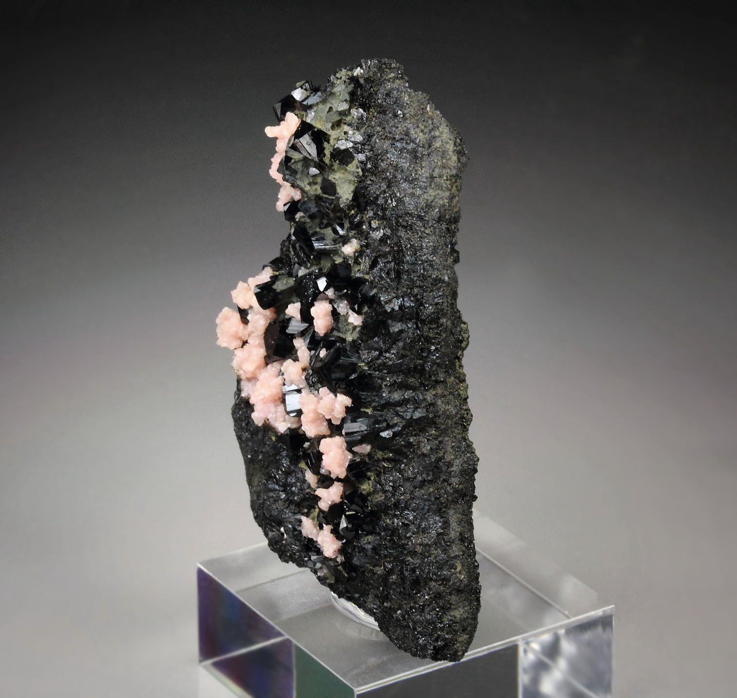 RHODOCHROSITE, ILVAITE