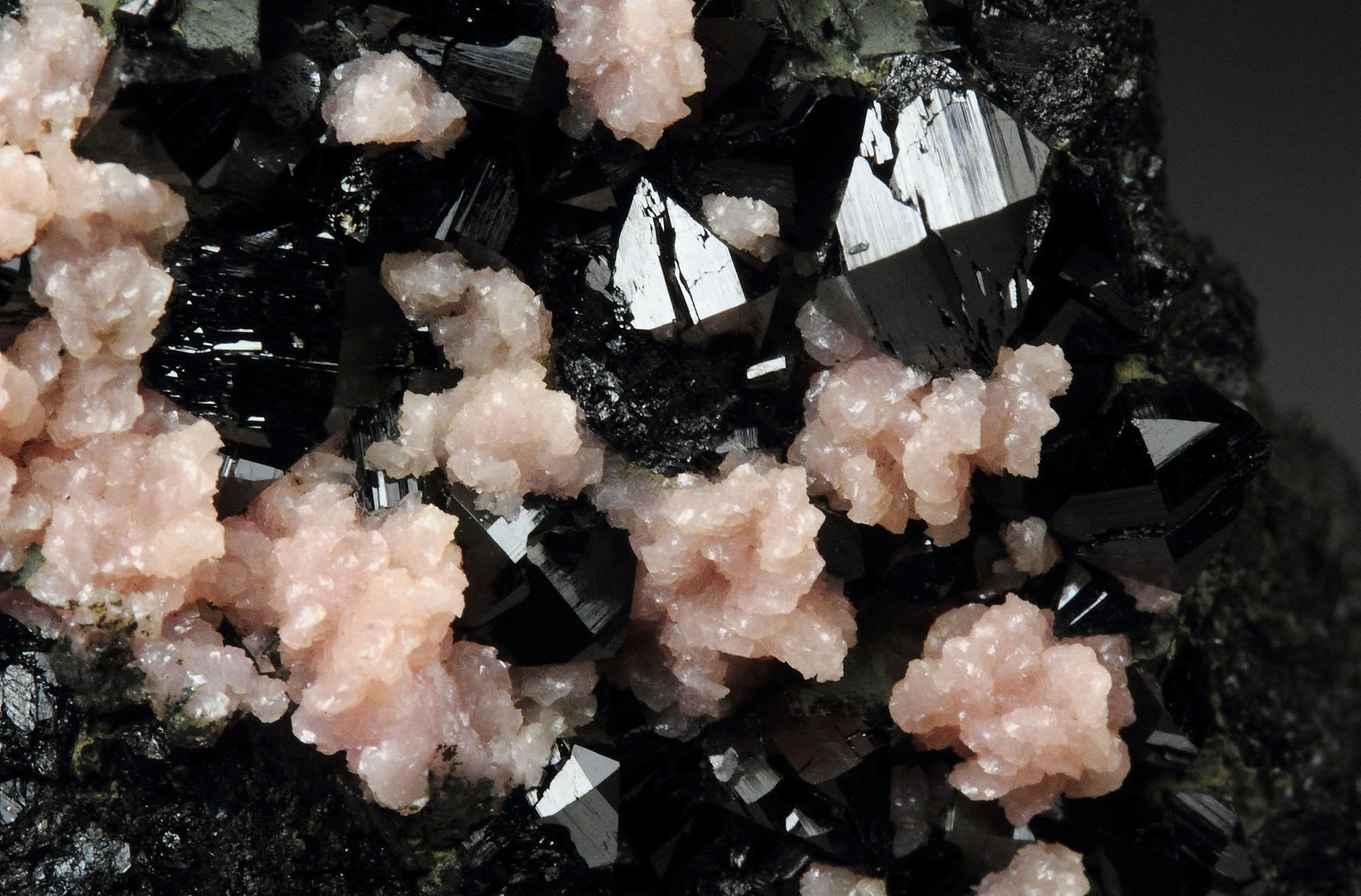 RHODOCHROSITE, ILVAITE