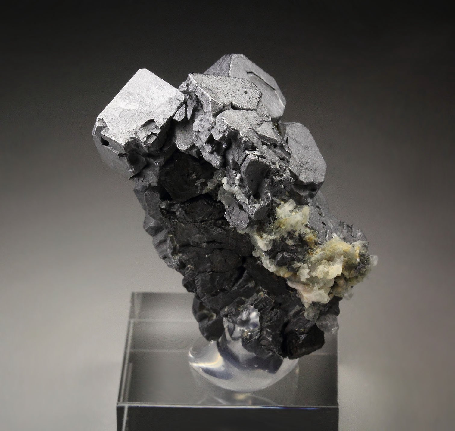 skeletal GALENA, CHALCOPYRITE, SPHALERITE, QUARTZ