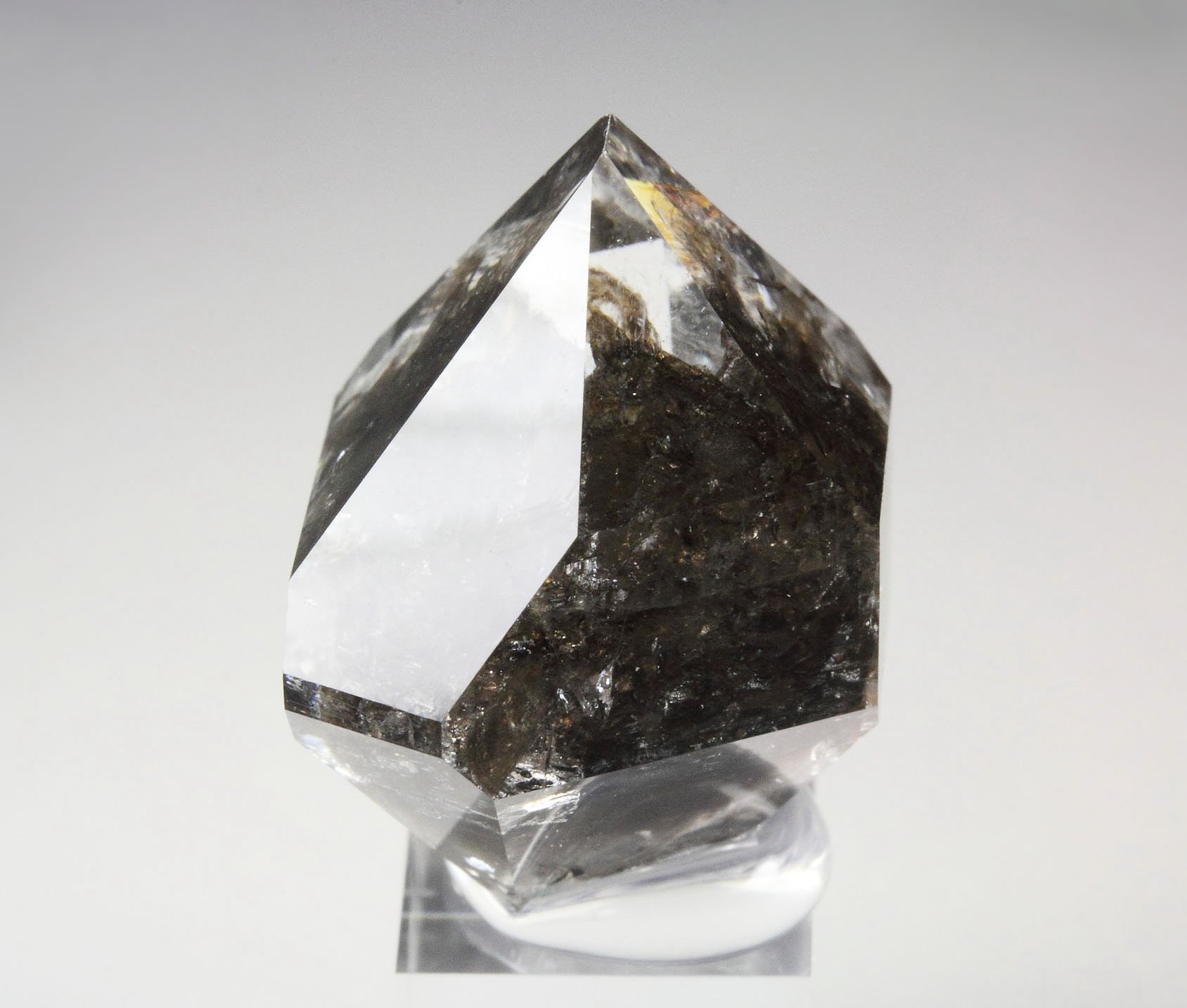 QUARTZ with bitumen inclusions 