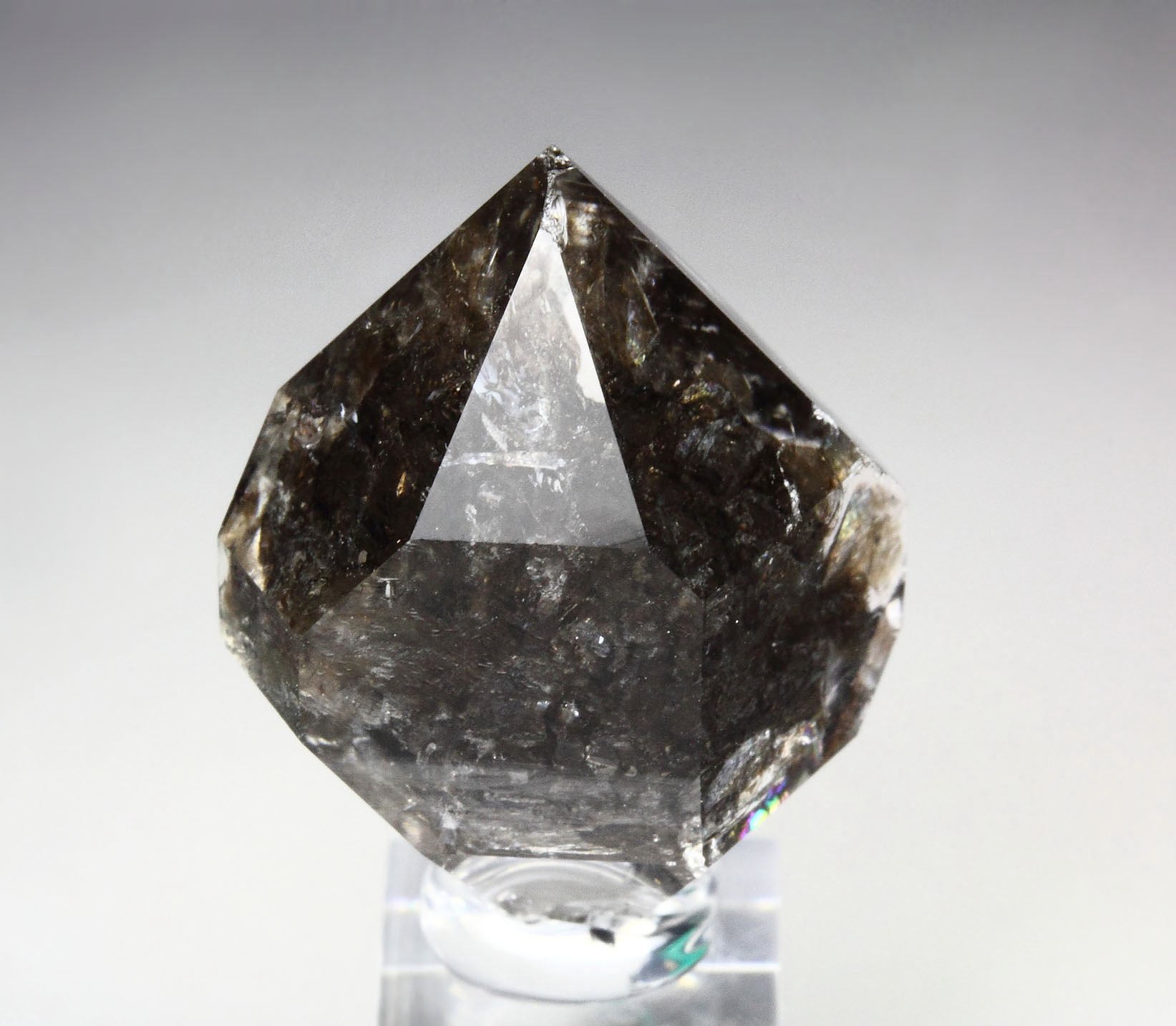 QUARTZ with bitumen inclusions