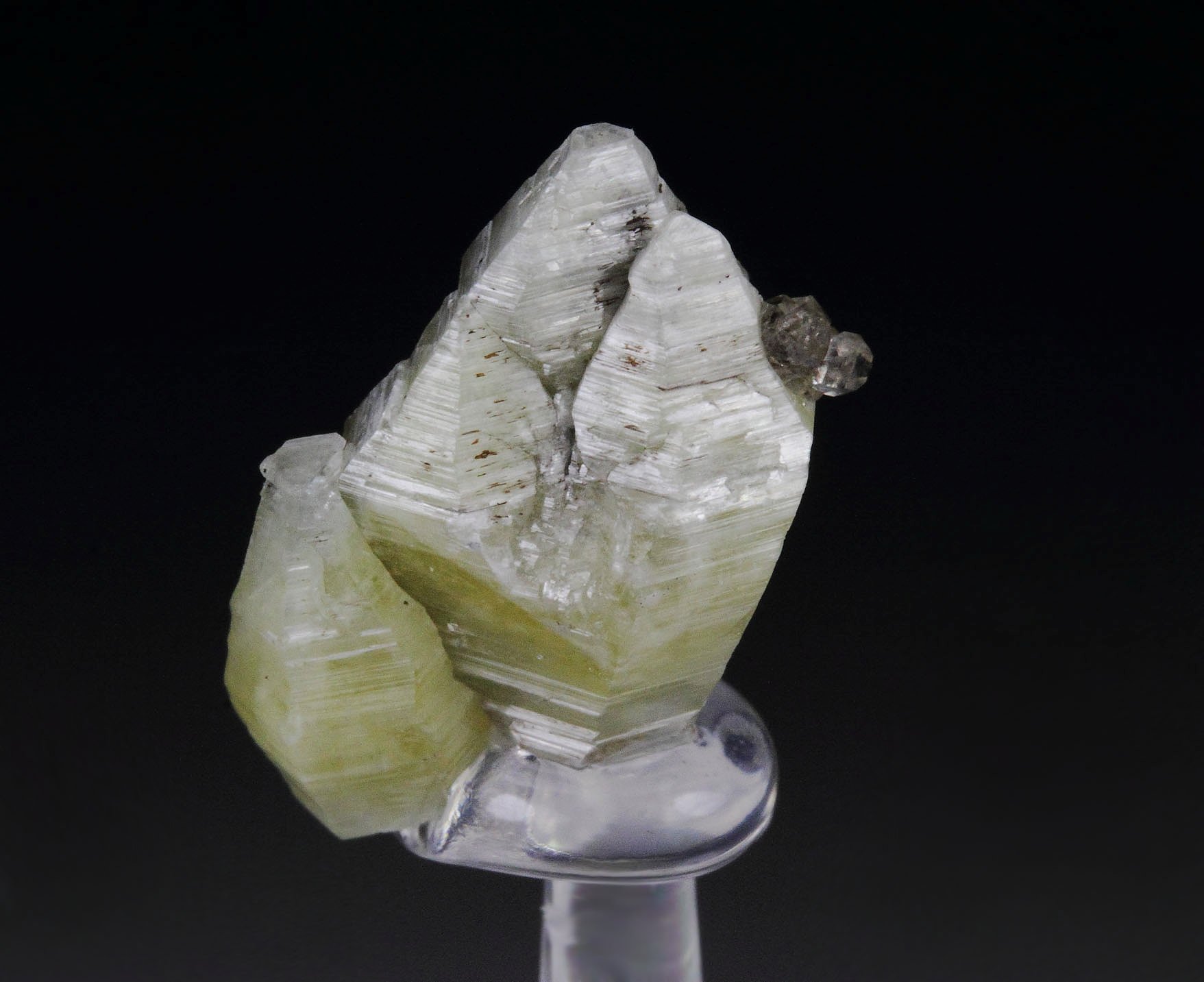 WELOGANITE, QUARTZ var. SMOKY