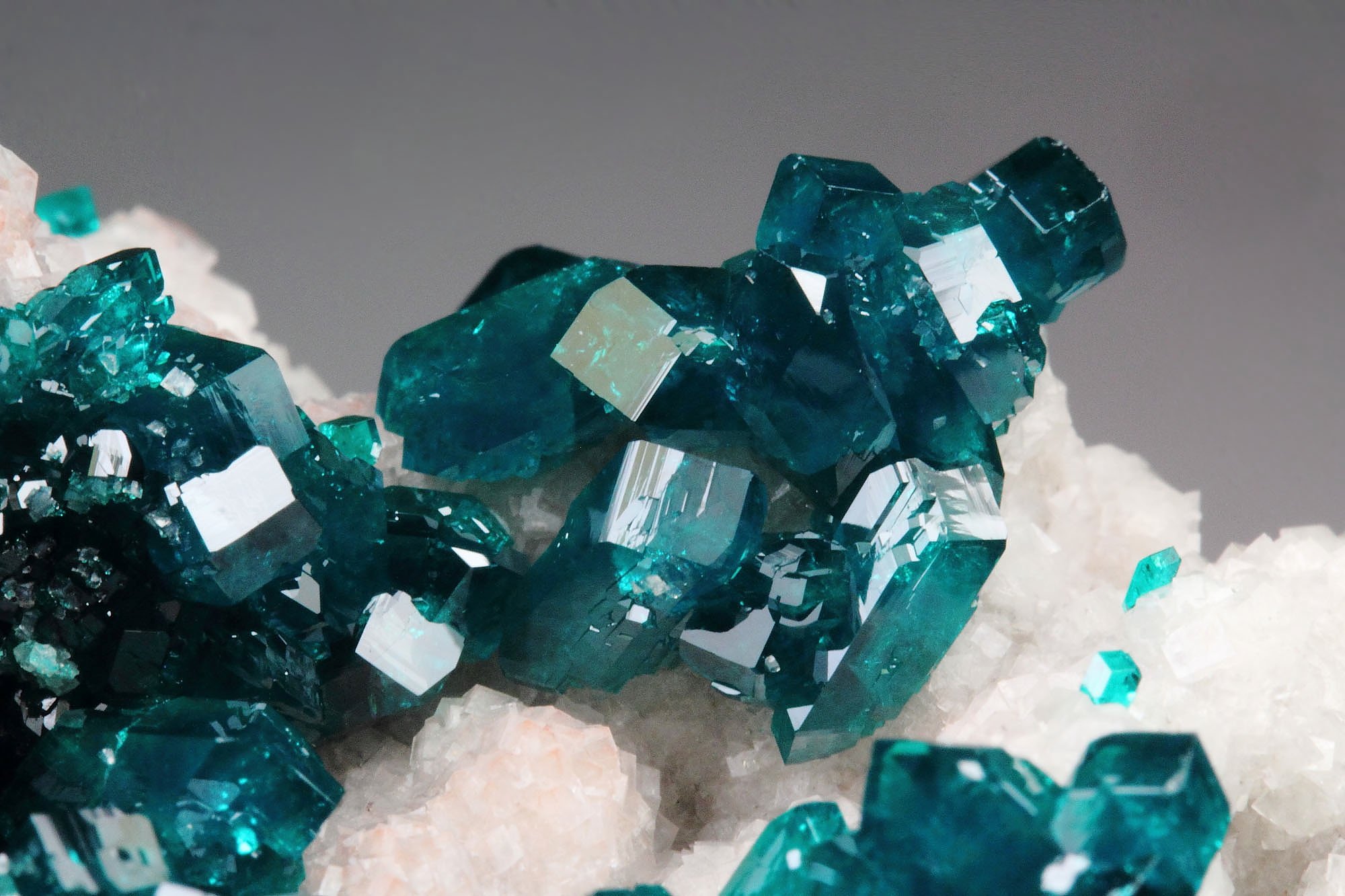 gemmy DIOPTASE bi-terminated, CALCITE