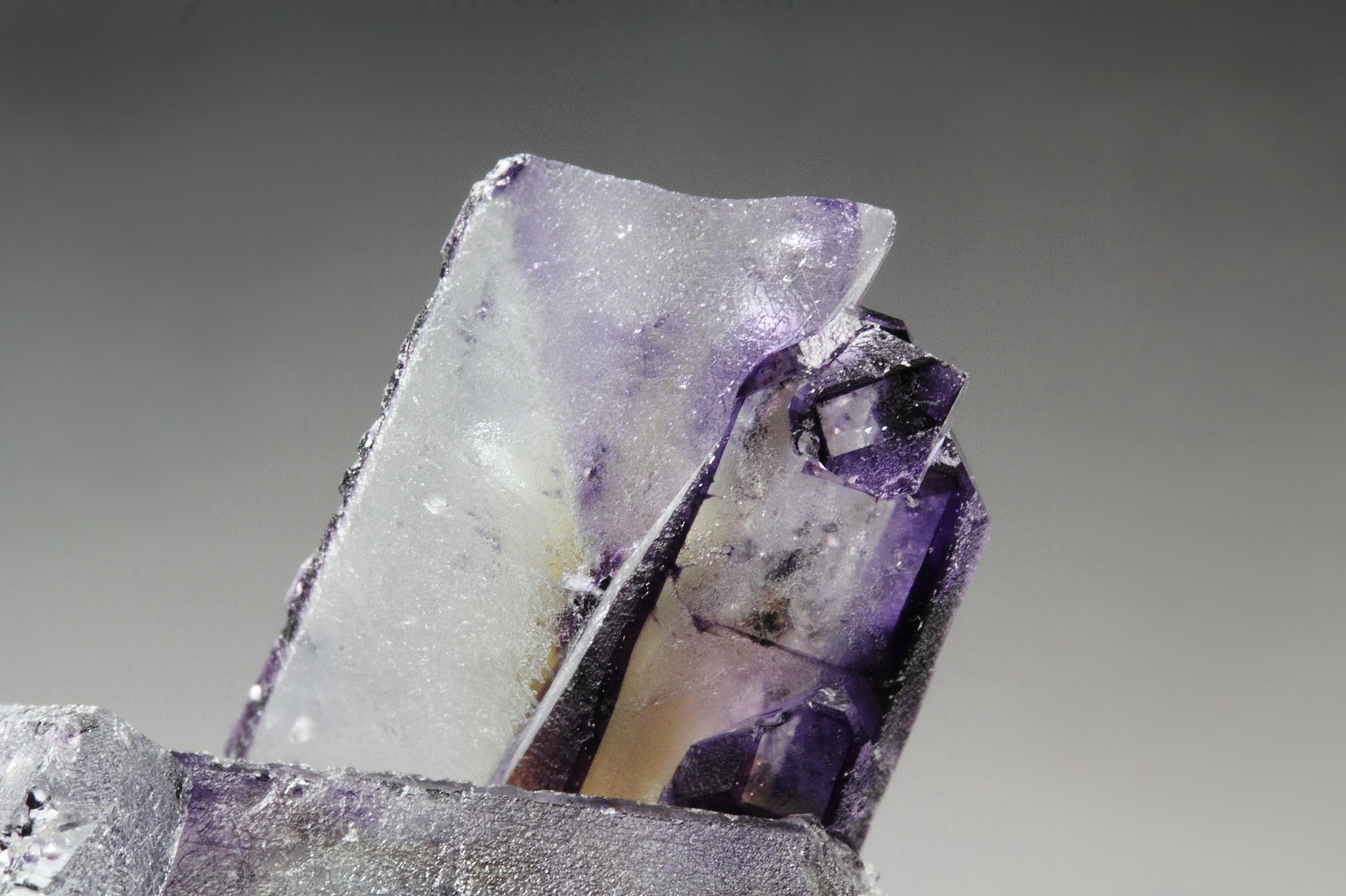 new find - FLUORITE - SPINEL LAW TWIN