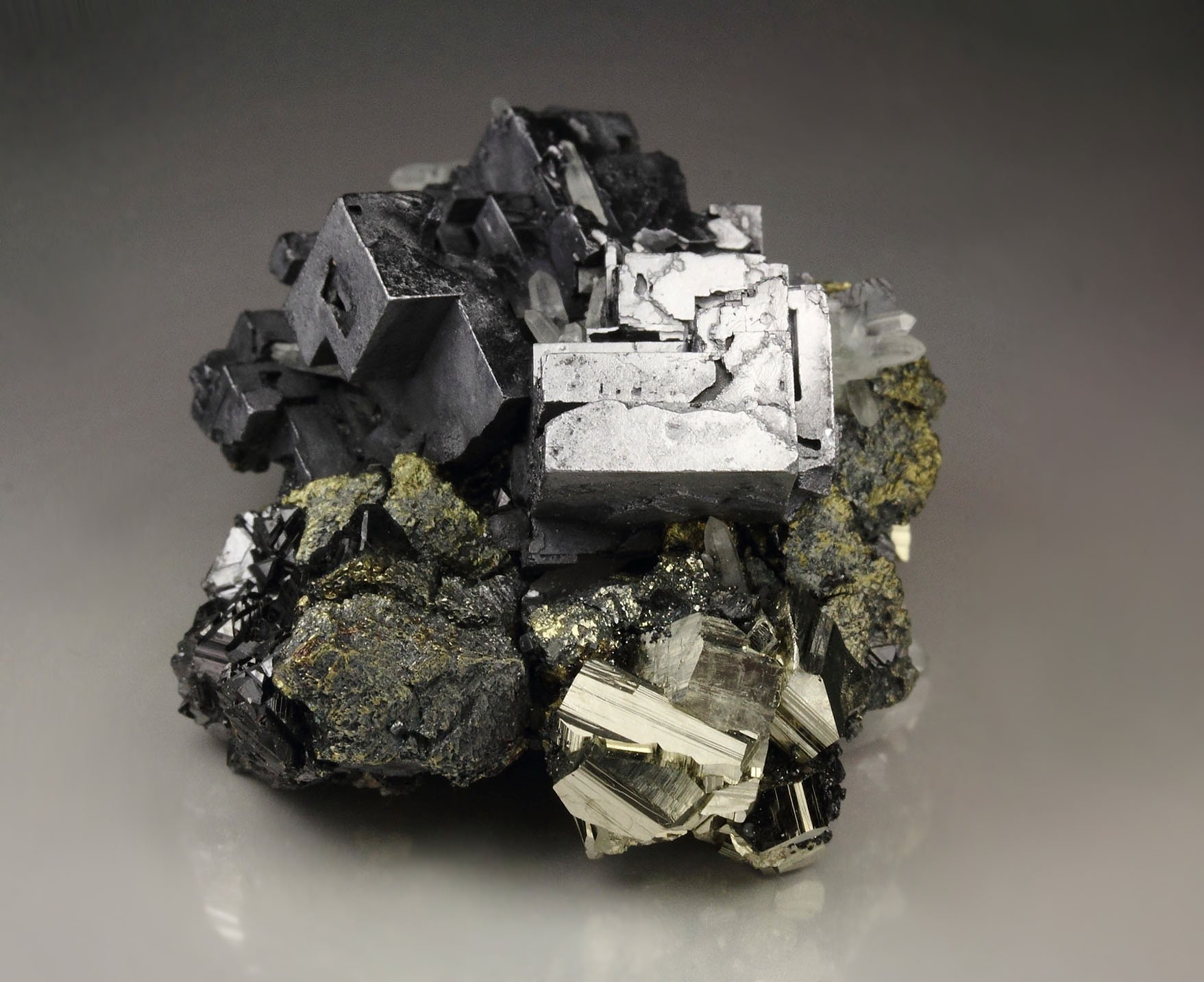 skeletal GALENA, CHALCOPYRITE, PYRITE, SPHALERITE, QUARTZ