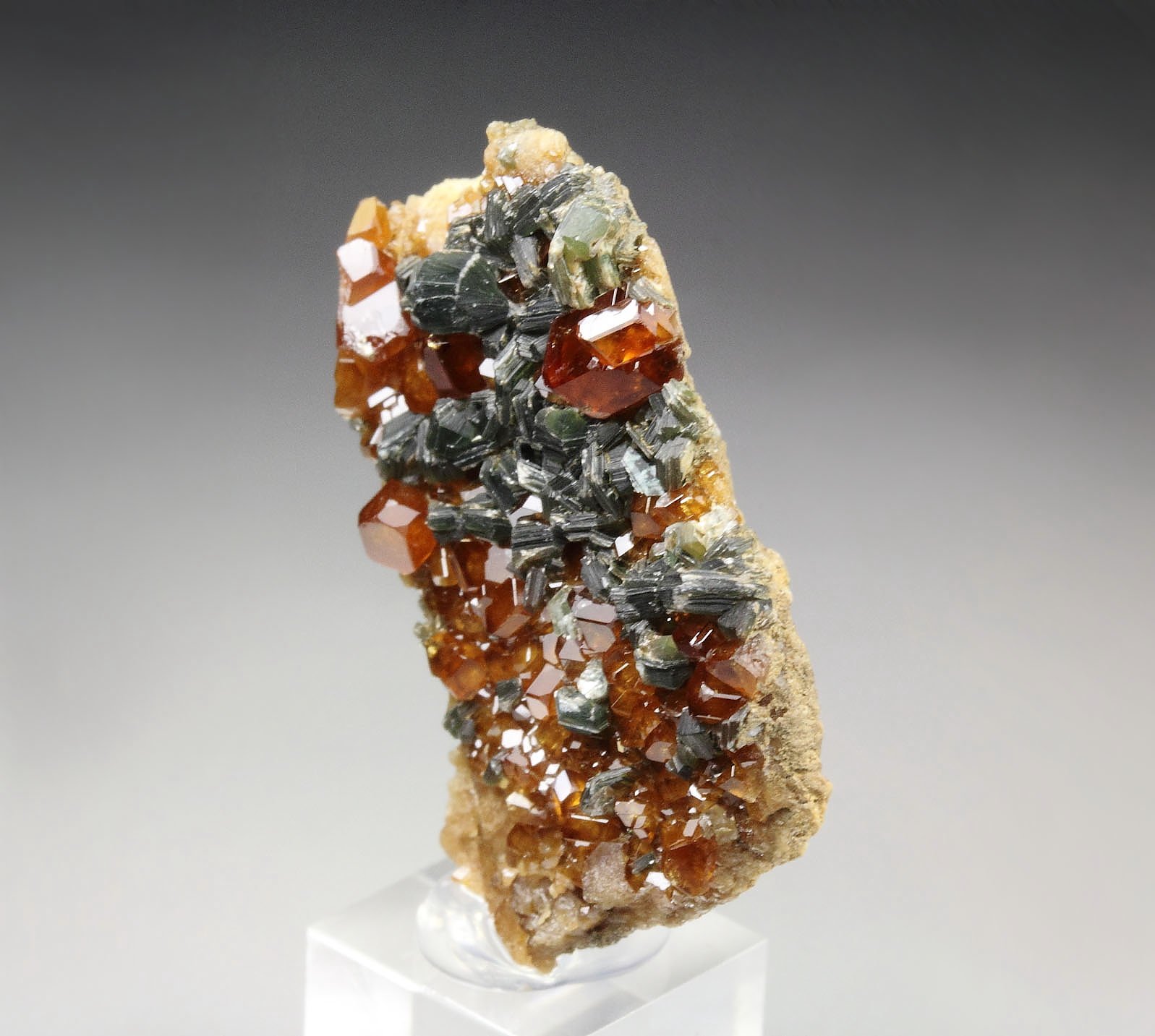 gem GARNET var. HESSONITE, CLINOCHLORE