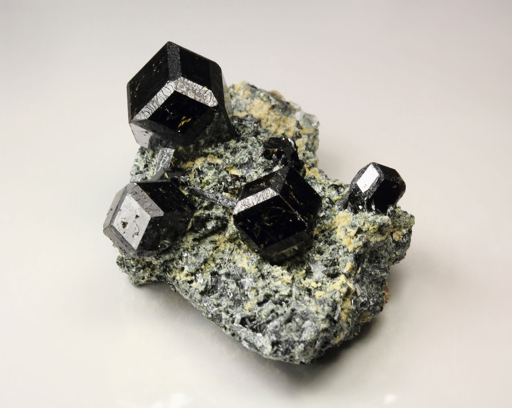 GARNET var. ANDRADITE var. MELANITE