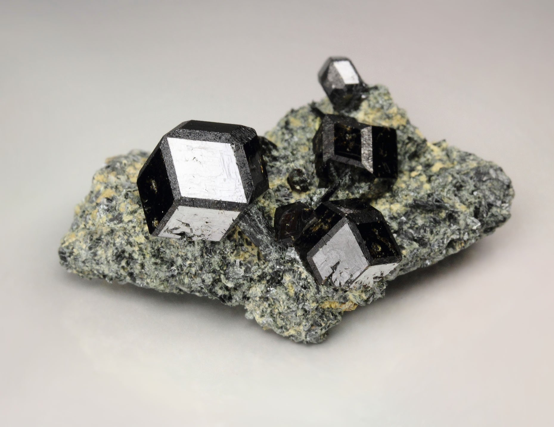 GARNET var. ANDRADITE var. MELANITE