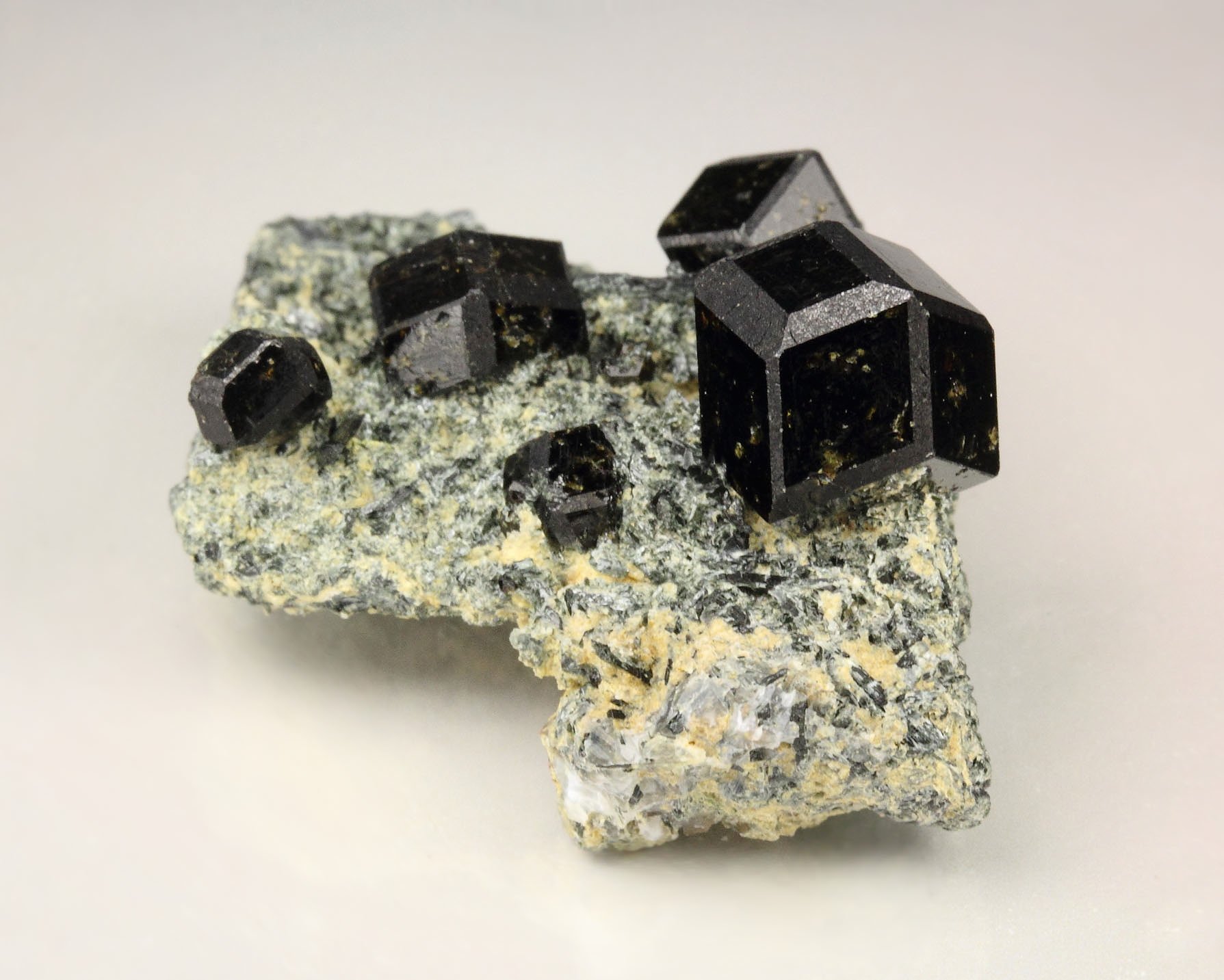 GARNET var. ANDRADITE var. MELANITE