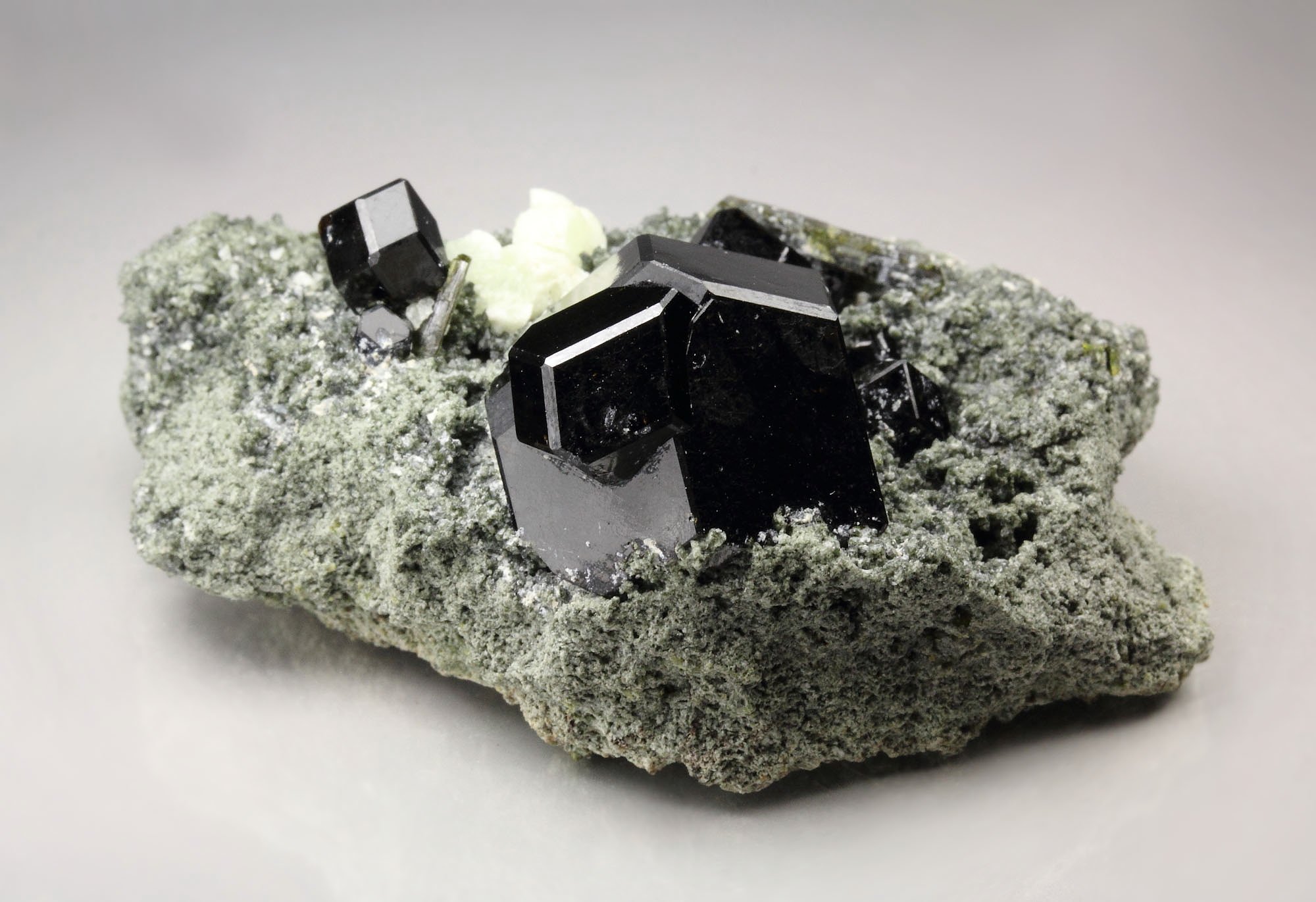 GARNET var. ANDRADITE var. MELANITE