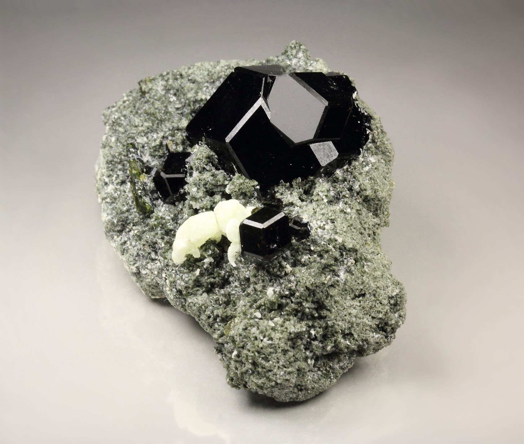 GARNET var. ANDRADITE var. MELANITE