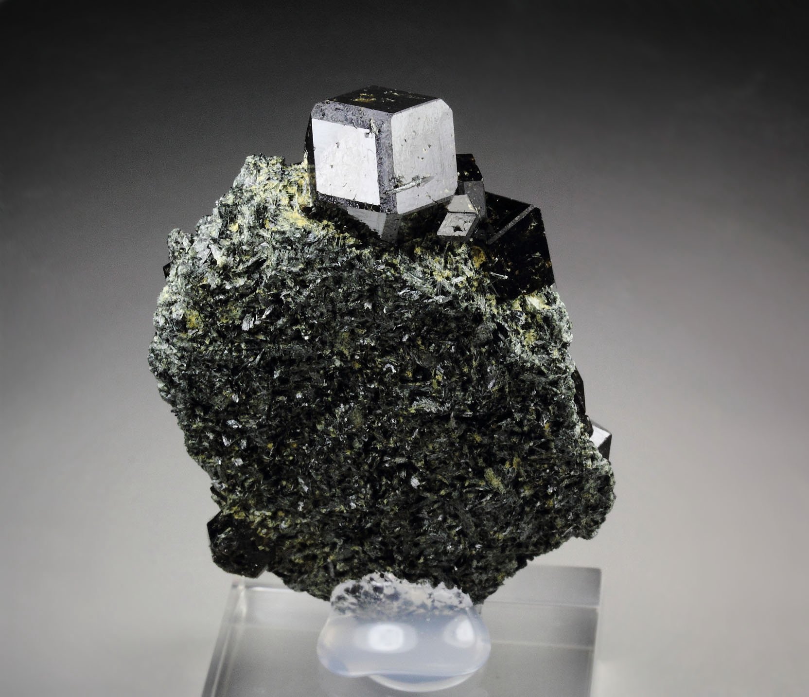 GARNET var. ANDRADITE var. MELANITE