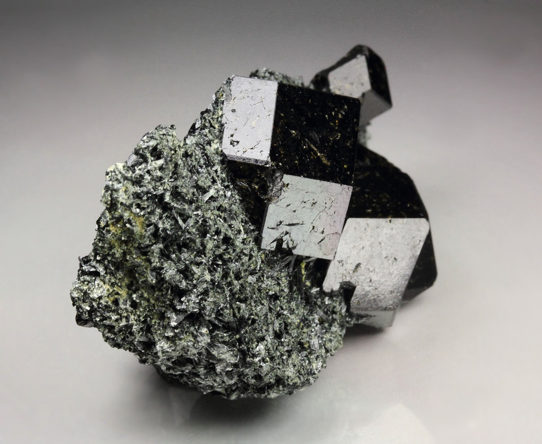 GARNET var. ANDRADITE var. MELANITE