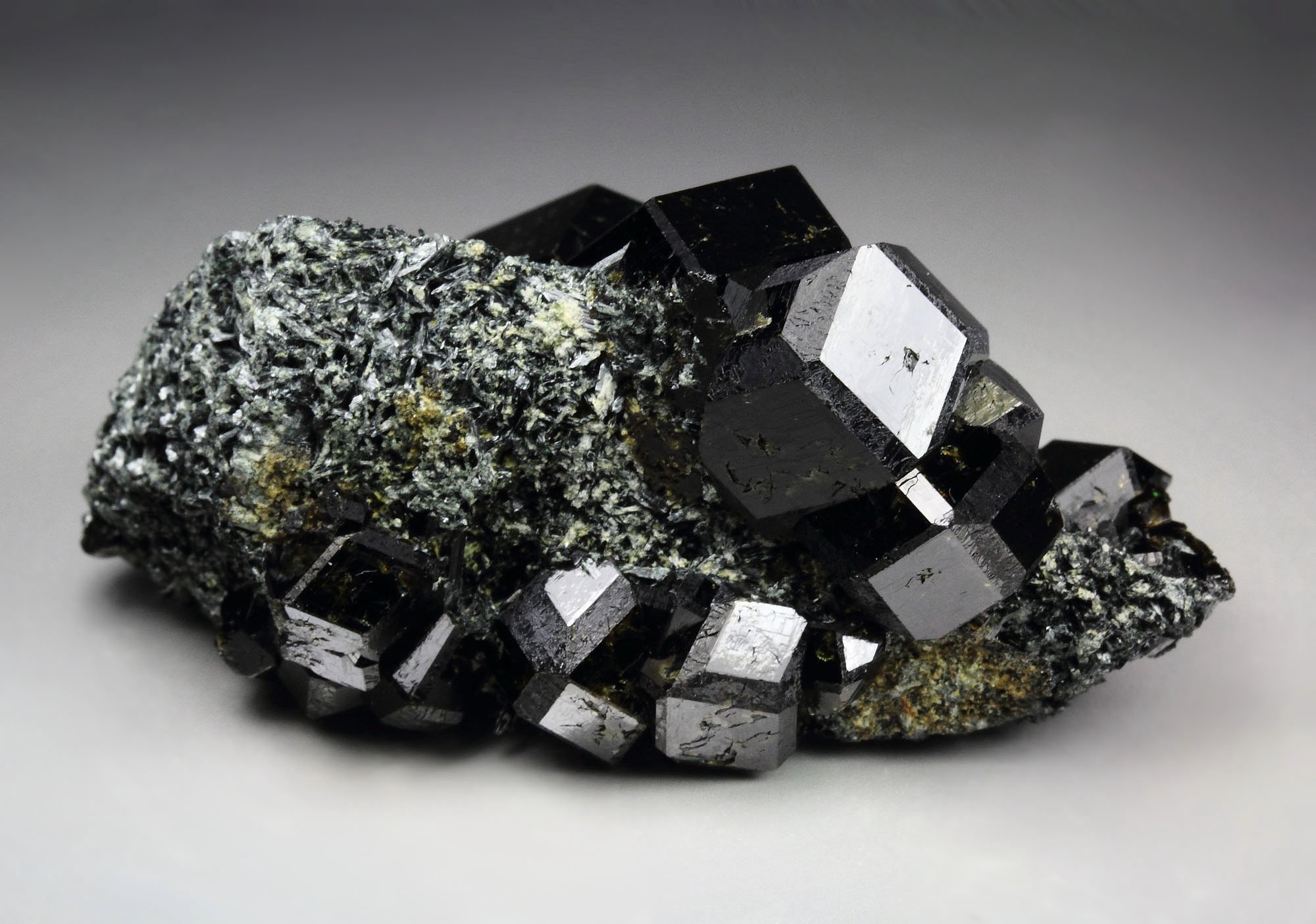 GARNET var. ANDRADITE var. MELANITE