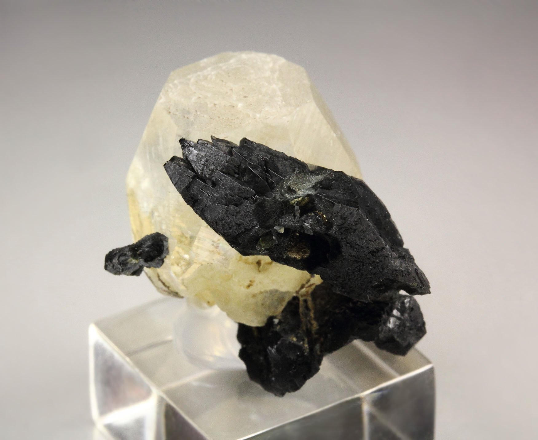 BABINGTONITE, CALCITE
