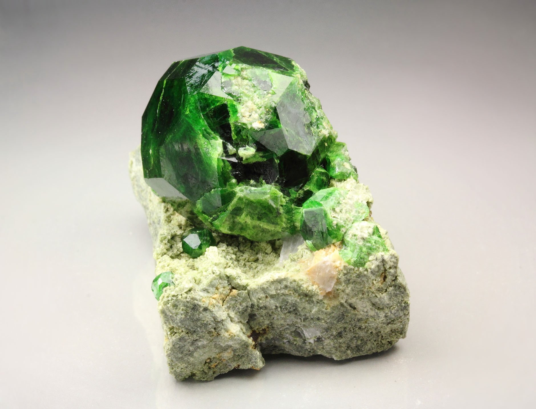 GARNET var. ANDRADITE var. DEMANTOID