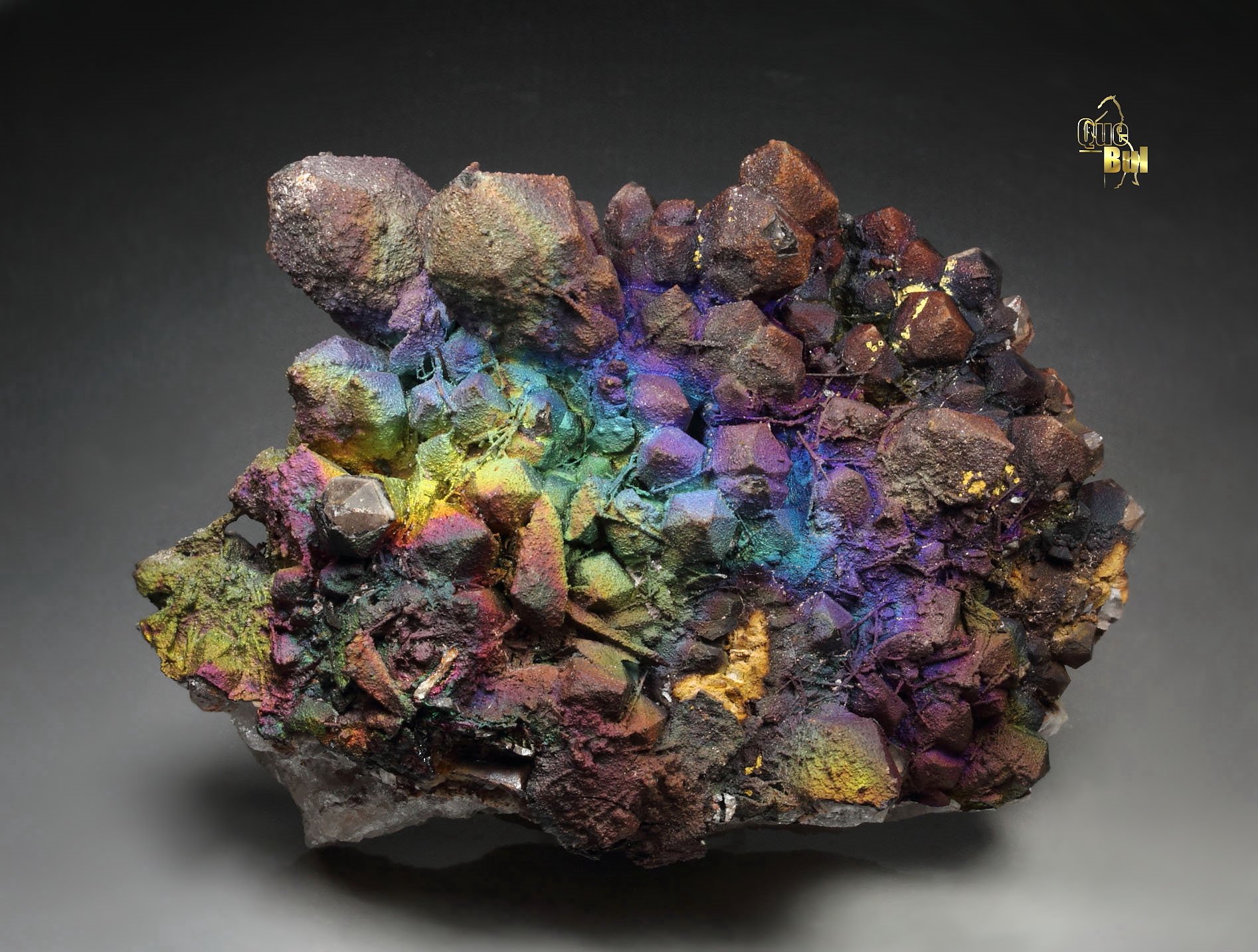 iridescent GOETHITE, QUARTZ