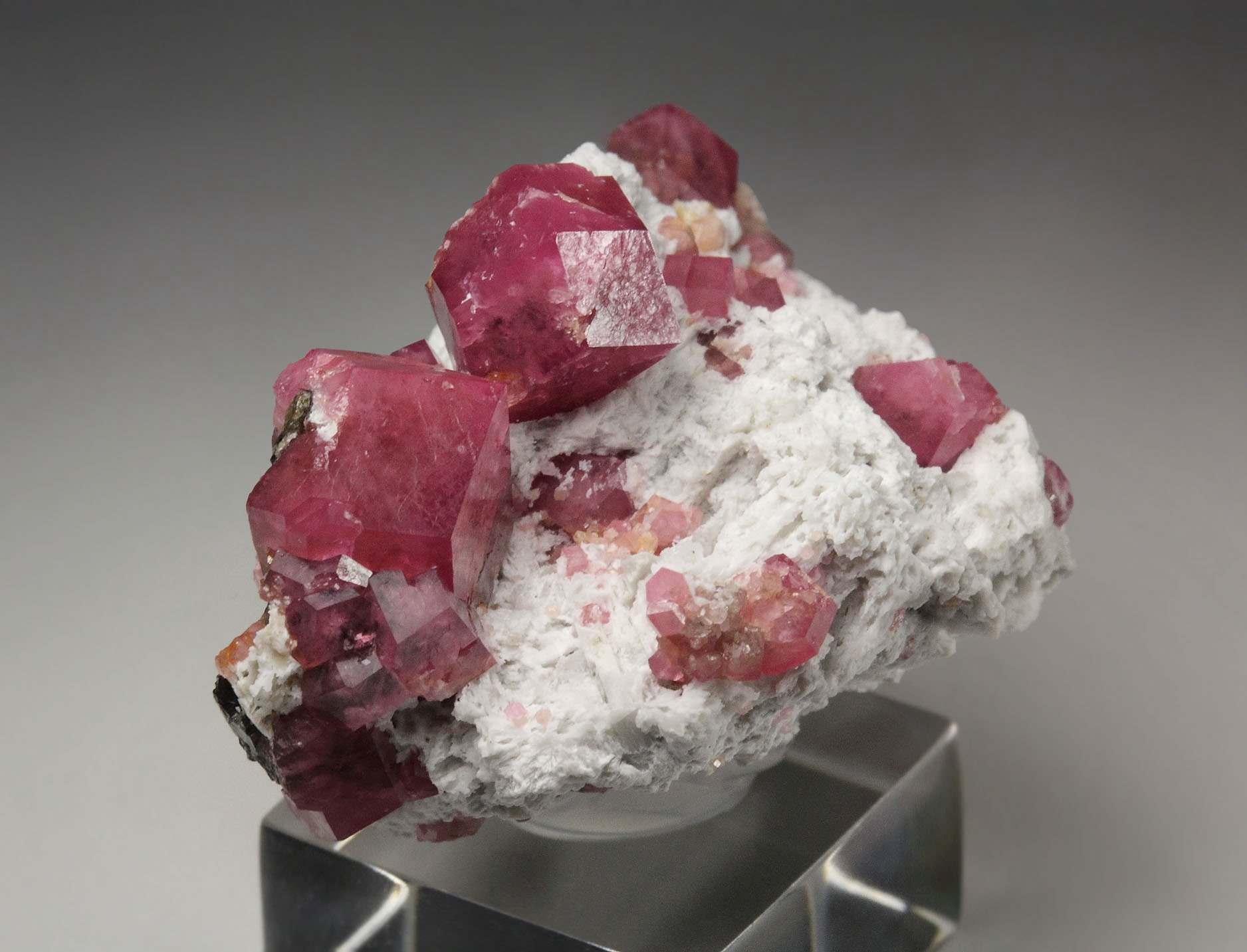 GARNET var. GROSSULAR