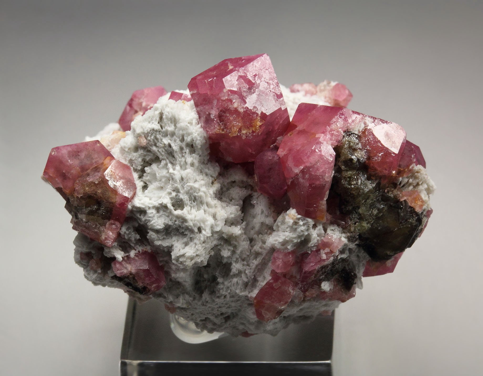 GARNET var. GROSSULAR