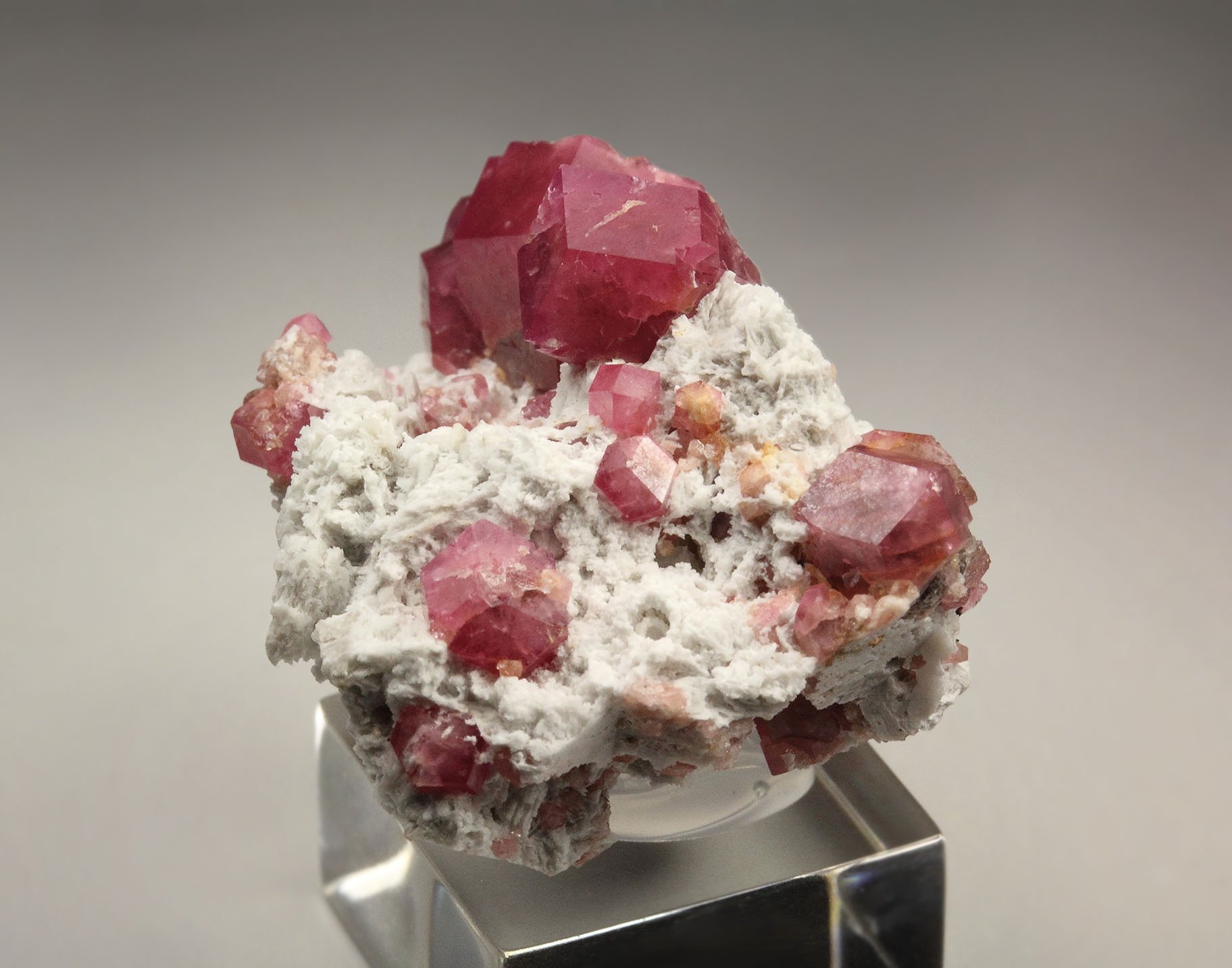 GARNET var. GROSSULAR