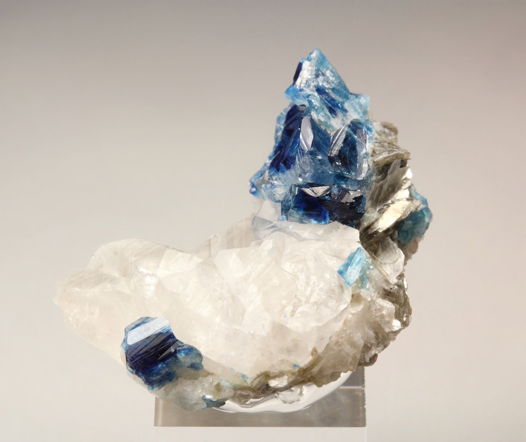 gem EUCLASE, QUARTZ, MUSCOVITE