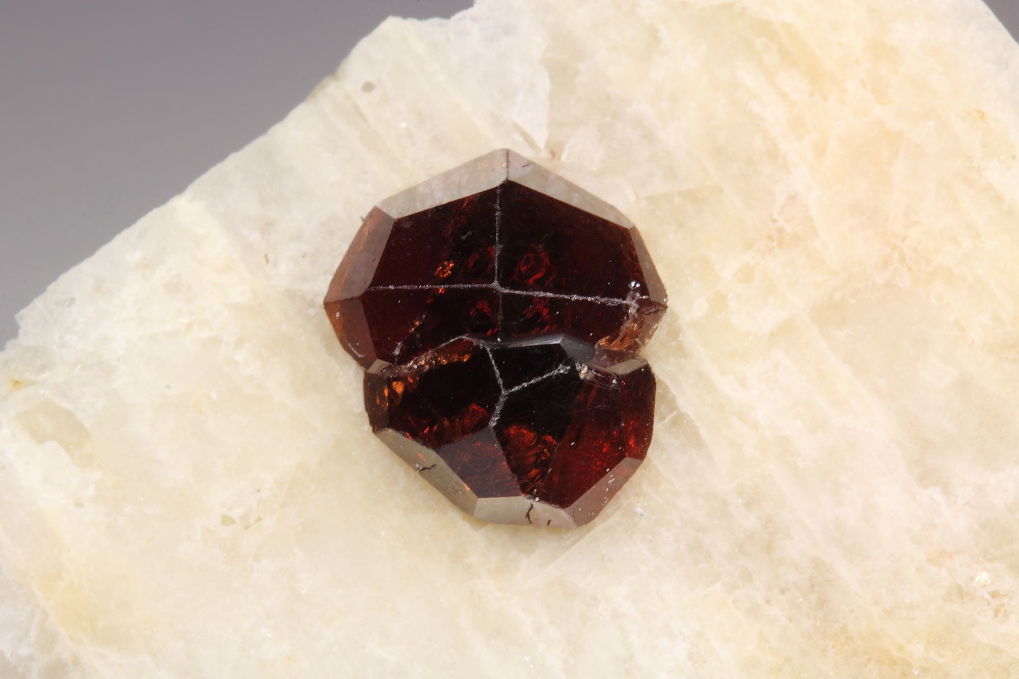 gem GARNET var. SPESSARTINE