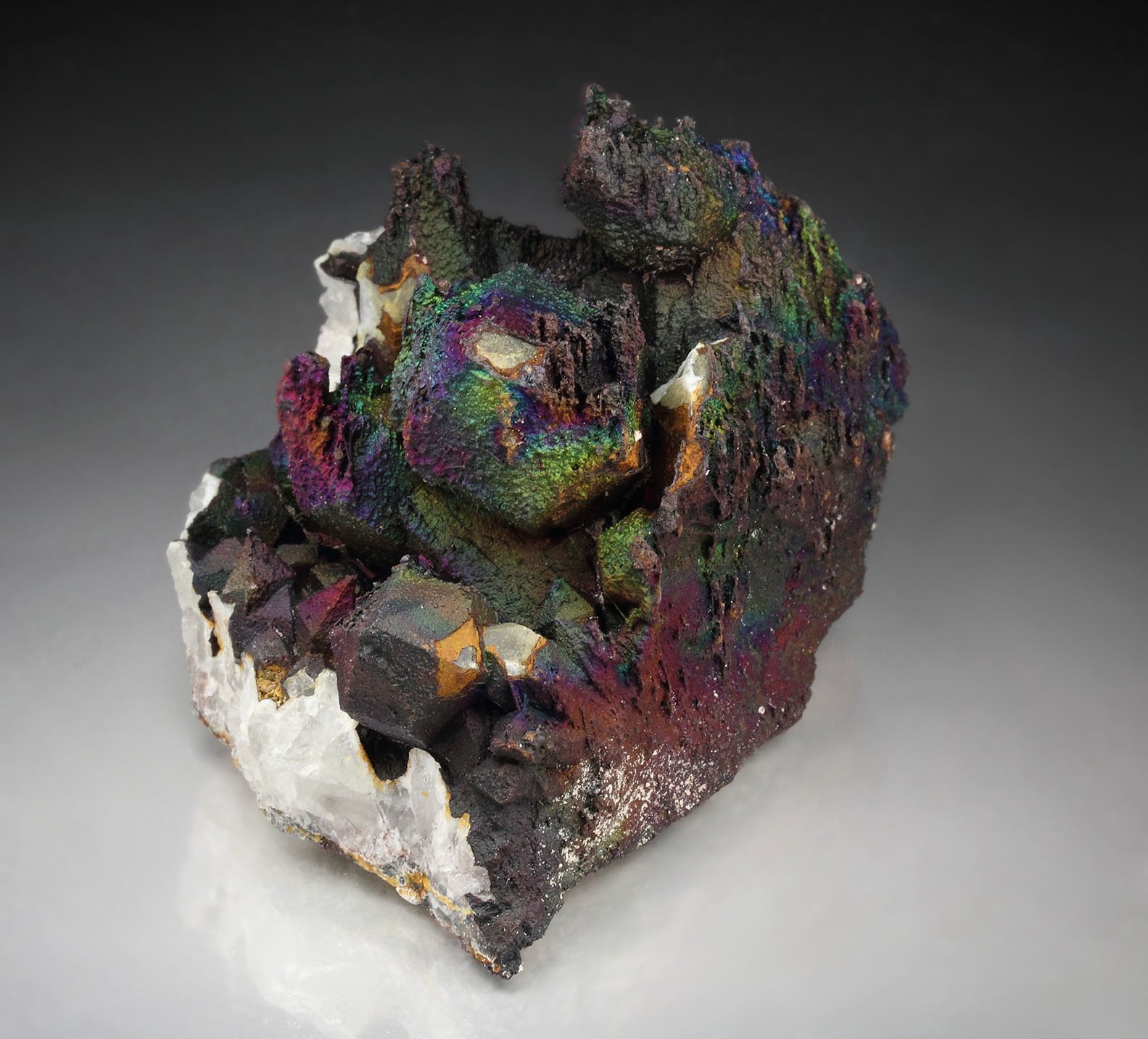 iridescent GOETHITE, QUARTZ